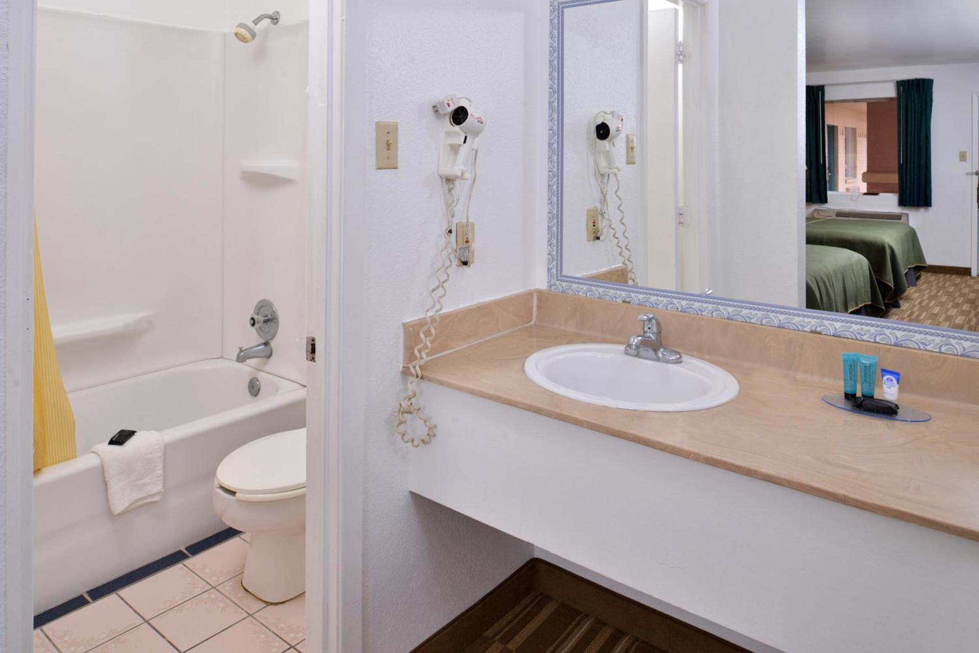 Americas Best Value Inn Clute photo 18