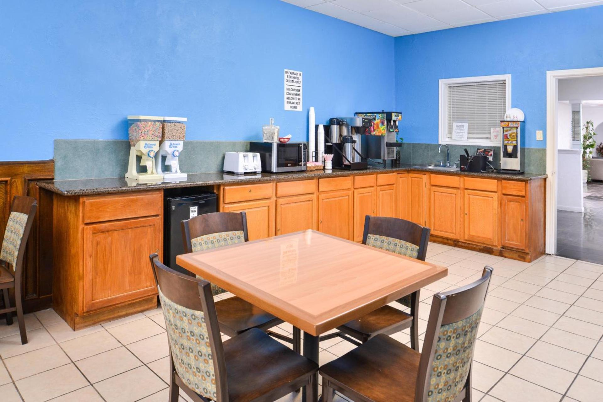 Americas Best Value Inn Clute photo 14