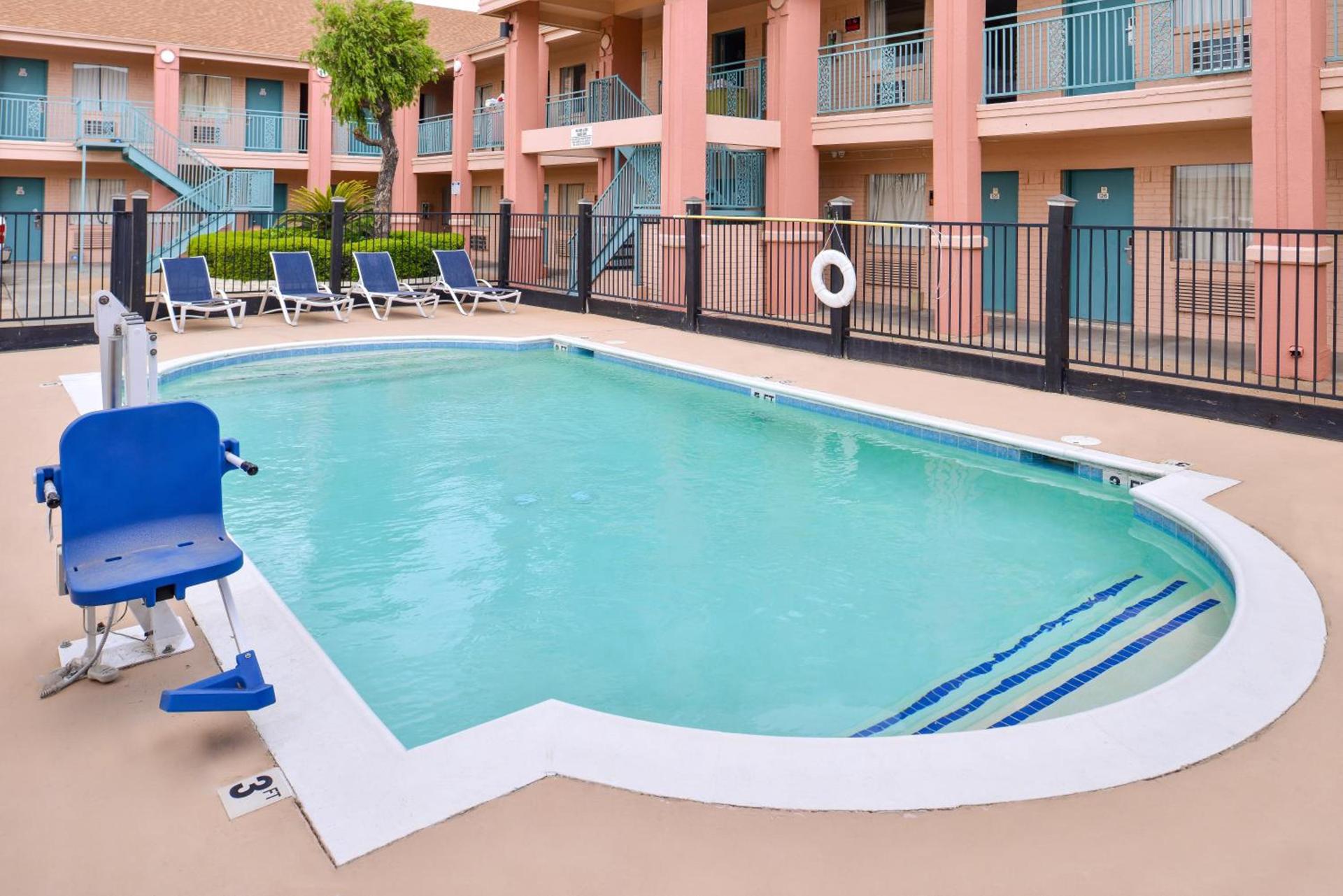 Americas Best Value Inn Clute photo 10