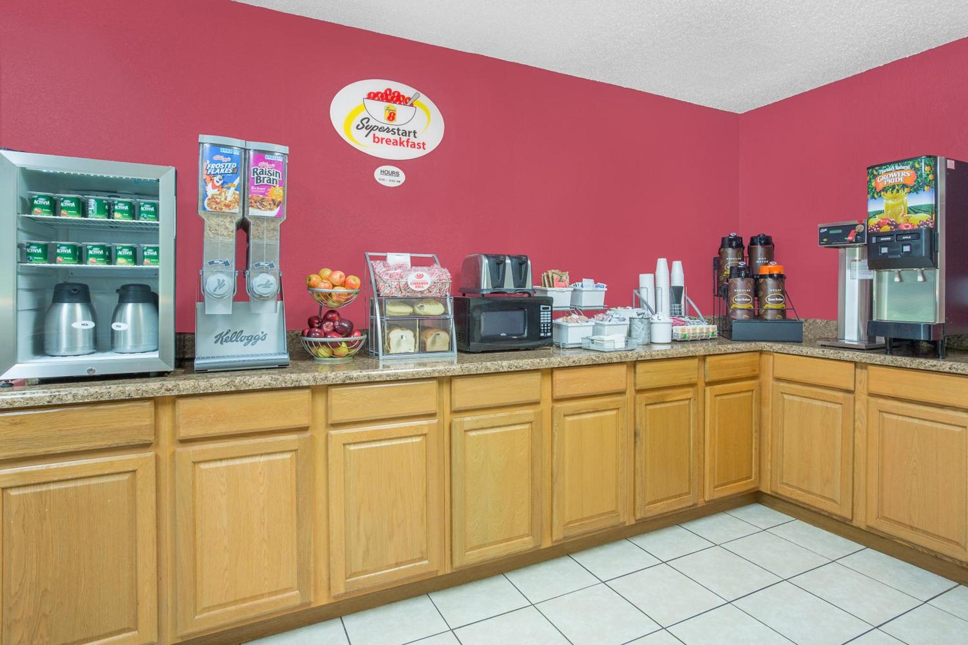 Super 8 by Wyndham Roanoke VA photo 5