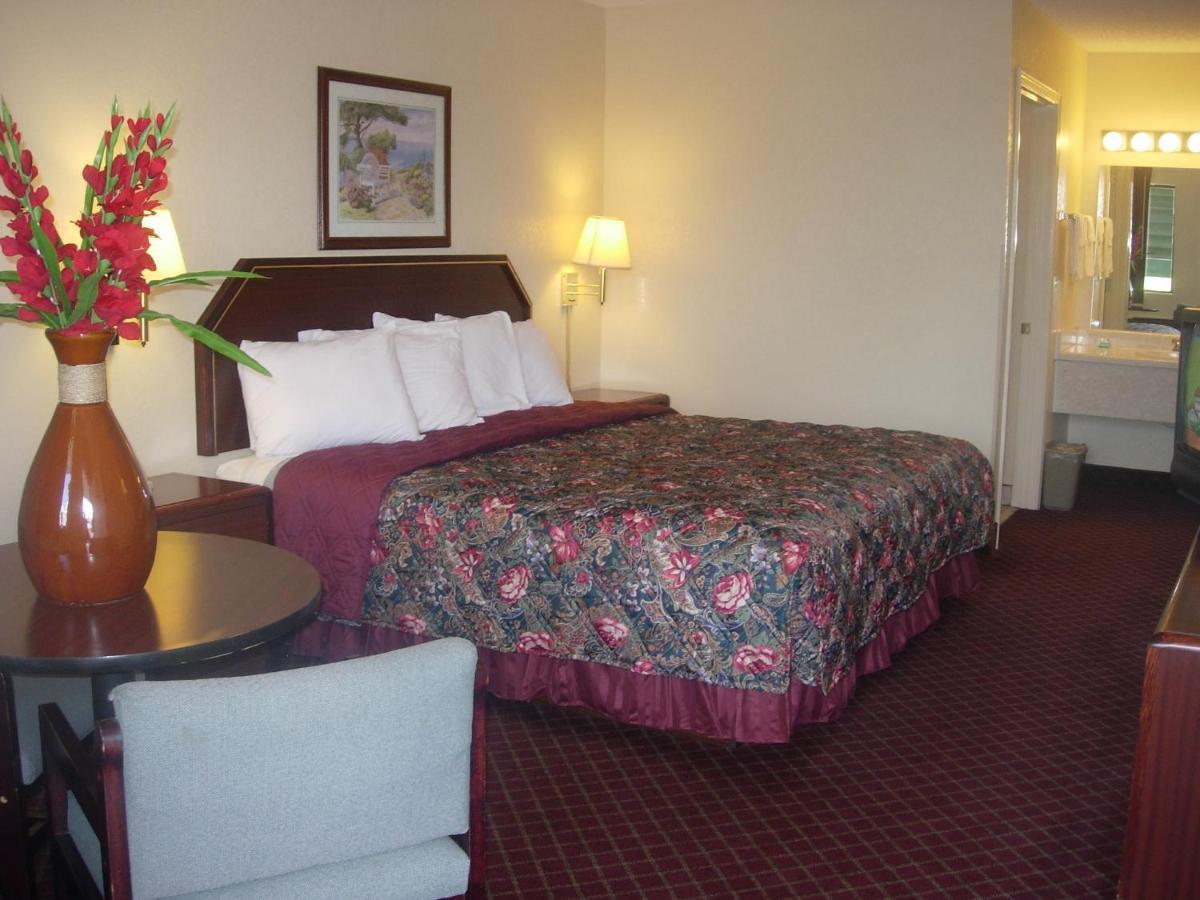 Western Inn & Suites photo 2