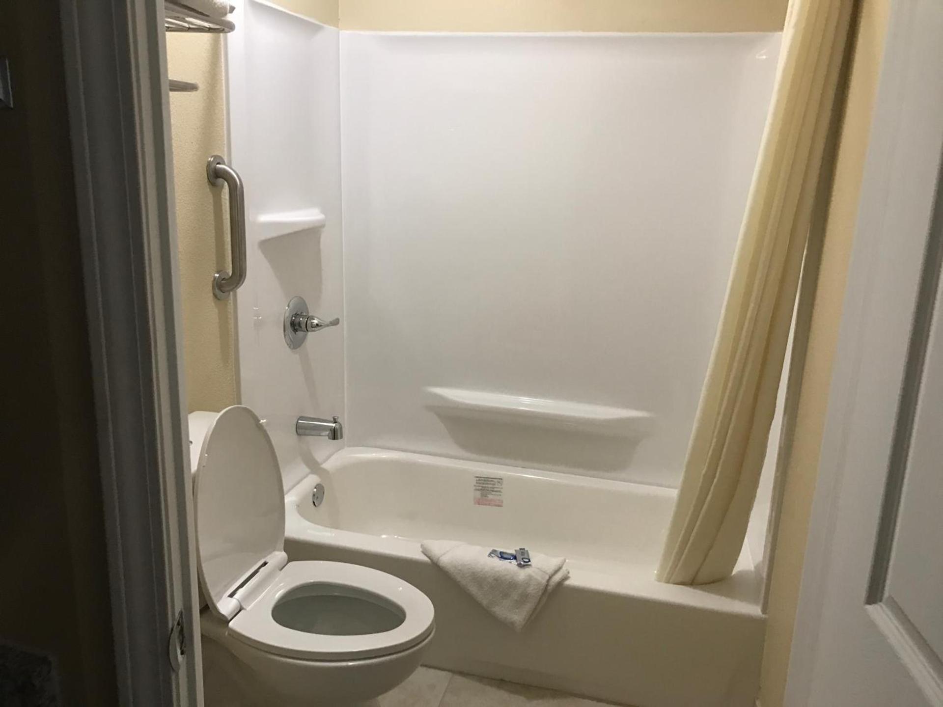 Super 8 by Wyndham Lumberton NC photo 5