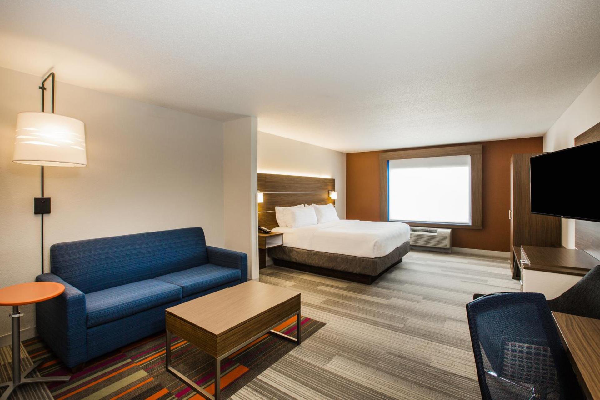 Holiday Inn Express & Suites Bellevue -Omaha Area- by IHG photo 7