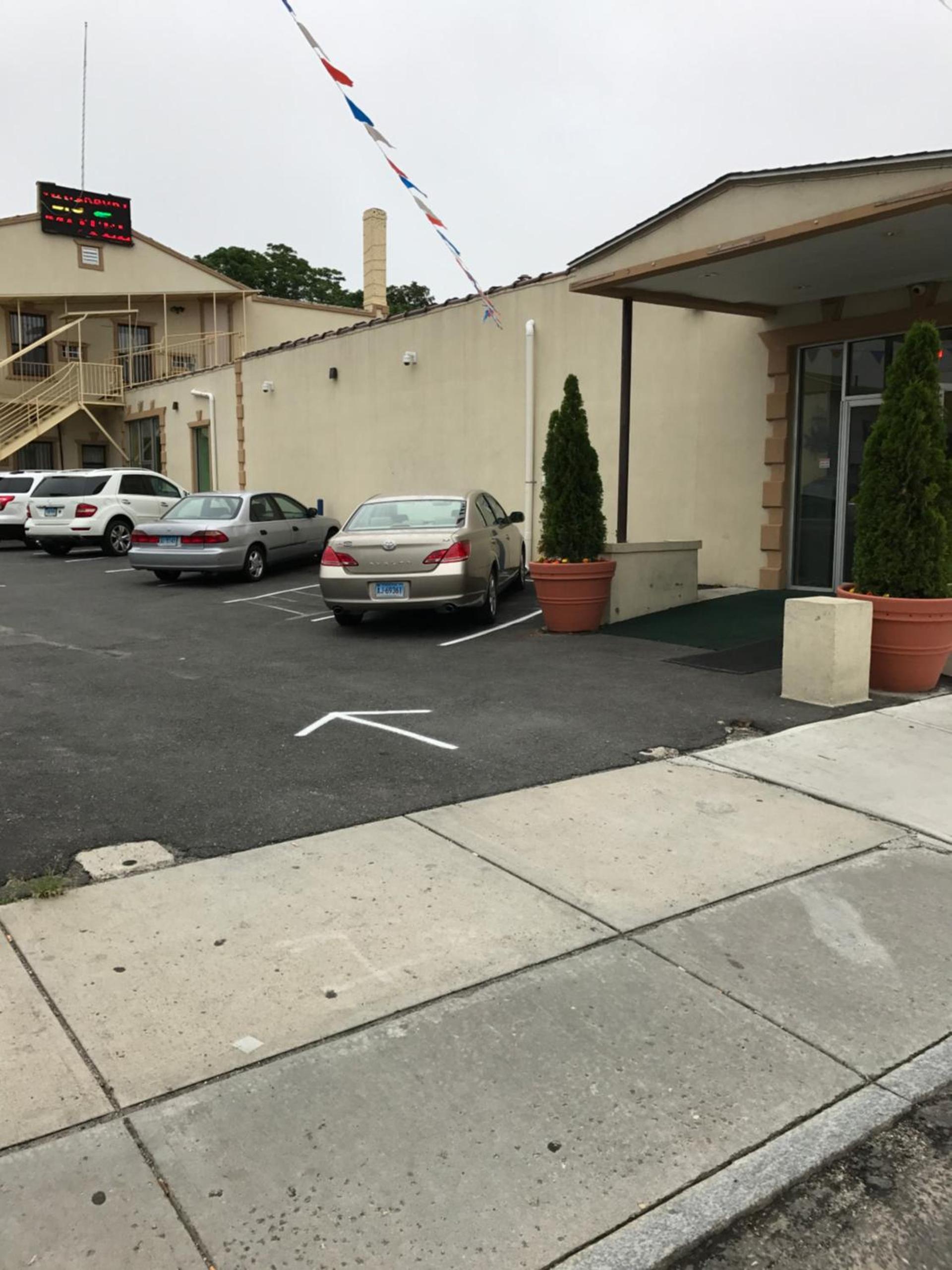 Waterbury Big Apple Motel photo 26