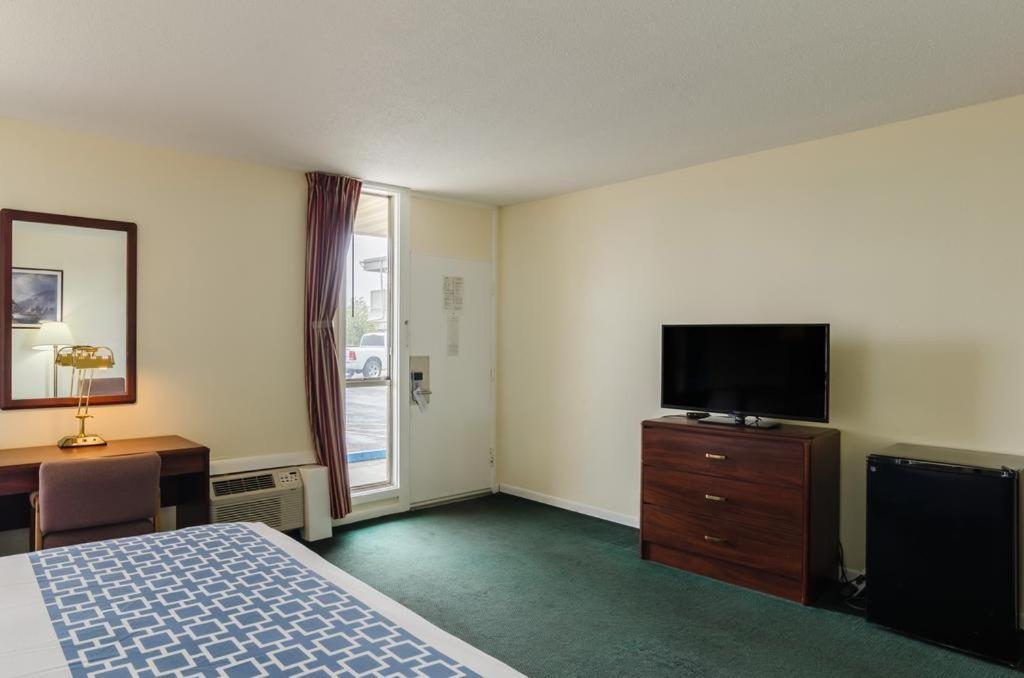 Alamo Inn & Suites photo 29