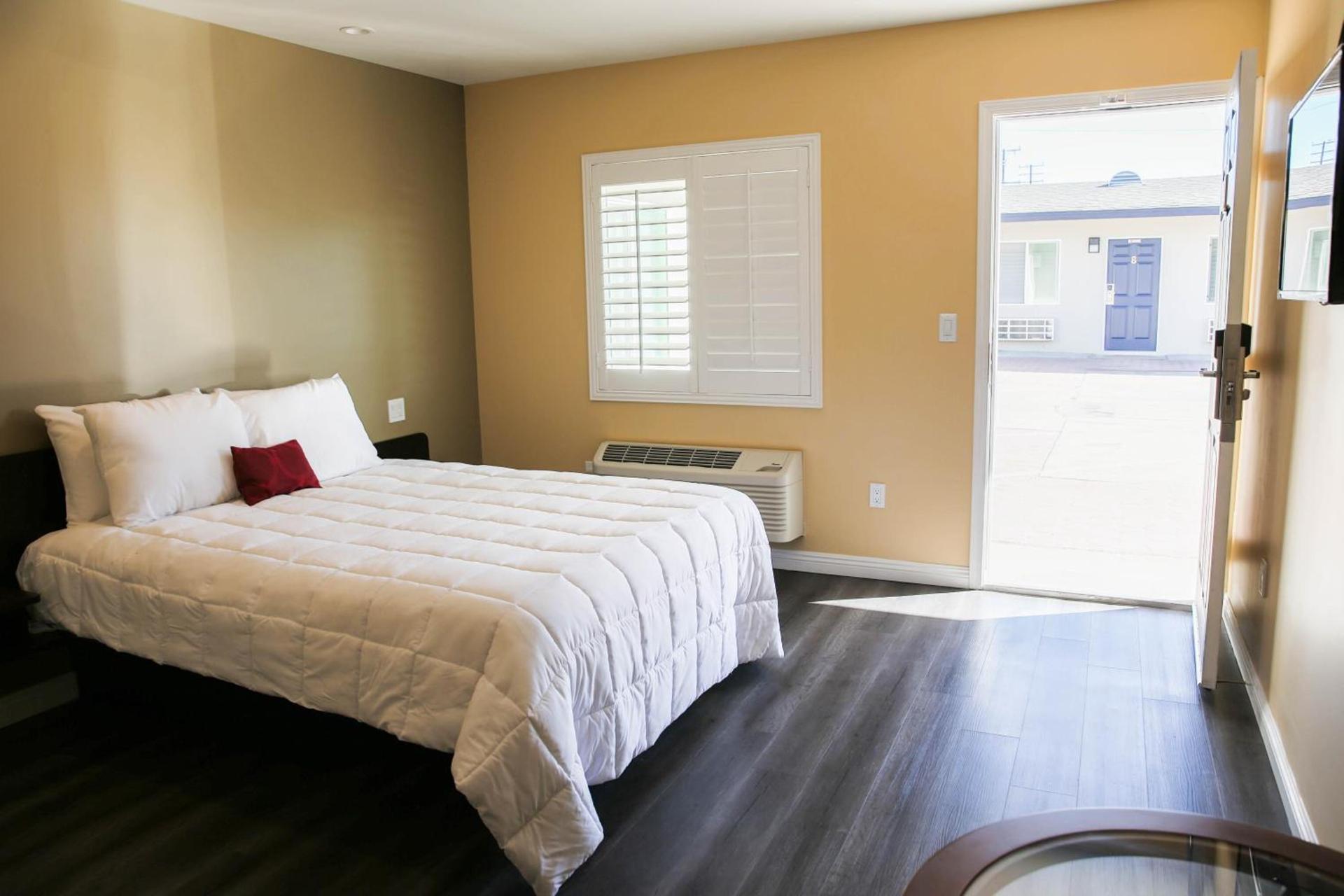 Newport Bay Inn photo 11