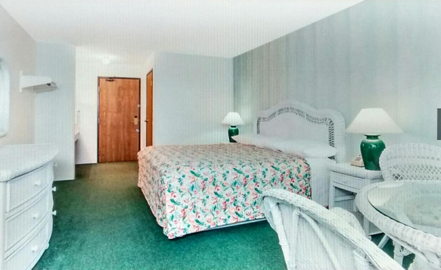 Super 8 by Wyndham Reedsburg photo 5