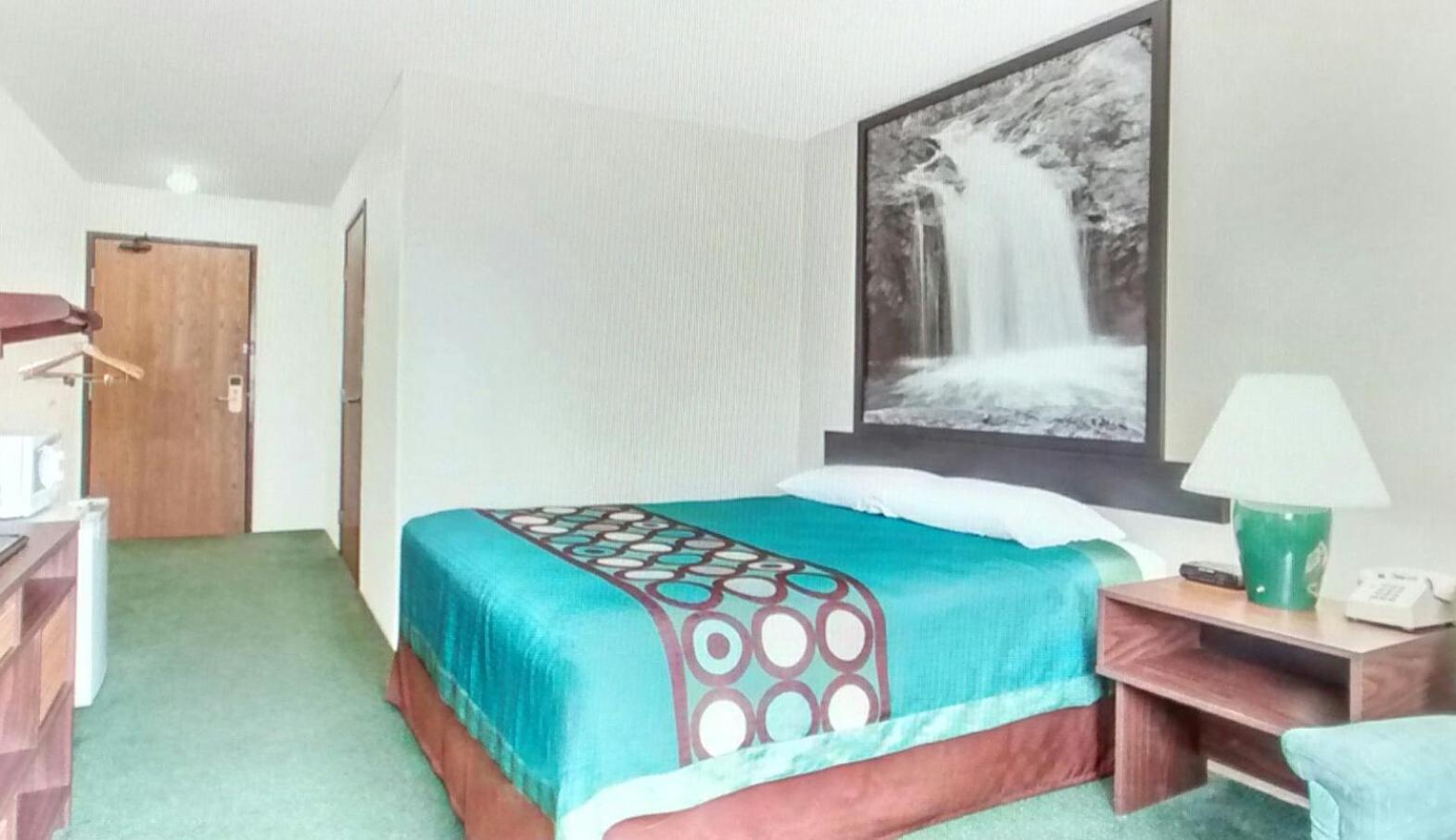 Super 8 by Wyndham Reedsburg photo 3