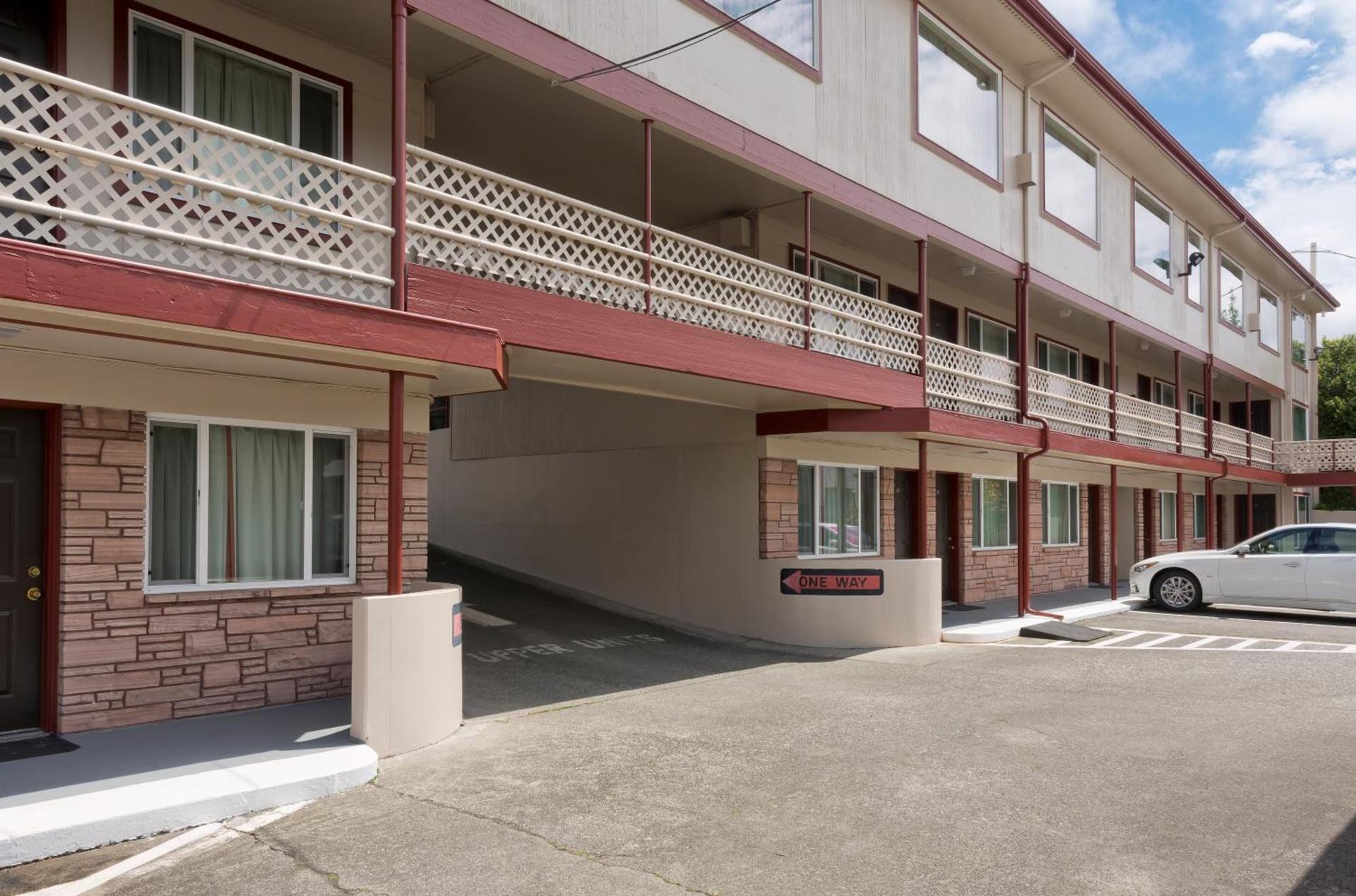Flagstone Motel photo 12