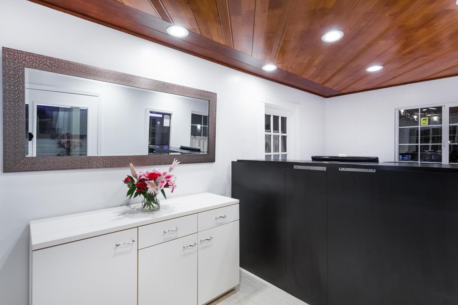Howard Johnson By Wyndham Berkeley photo 2