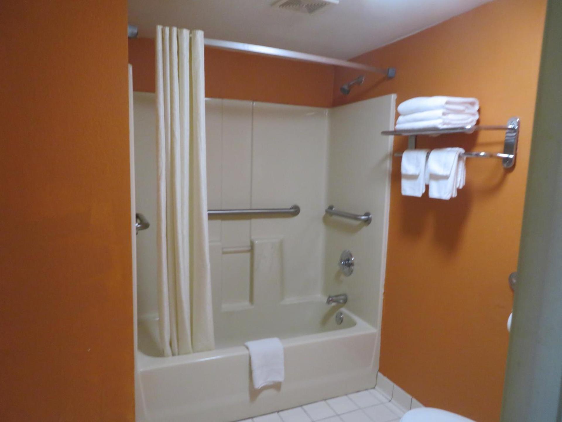 Days Inn by Wyndham Blytheville photo 10