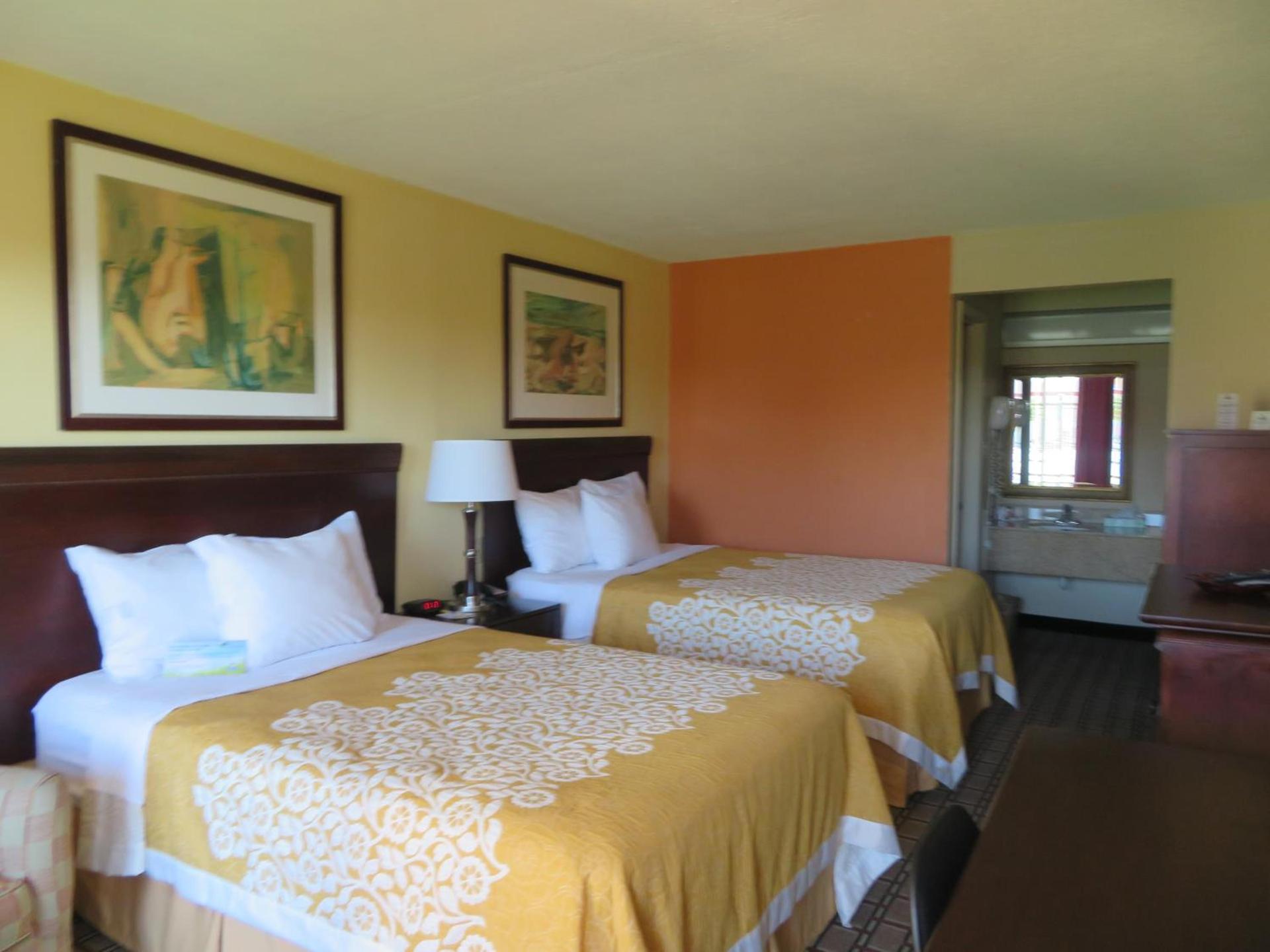 Days Inn by Wyndham Blytheville photo 59