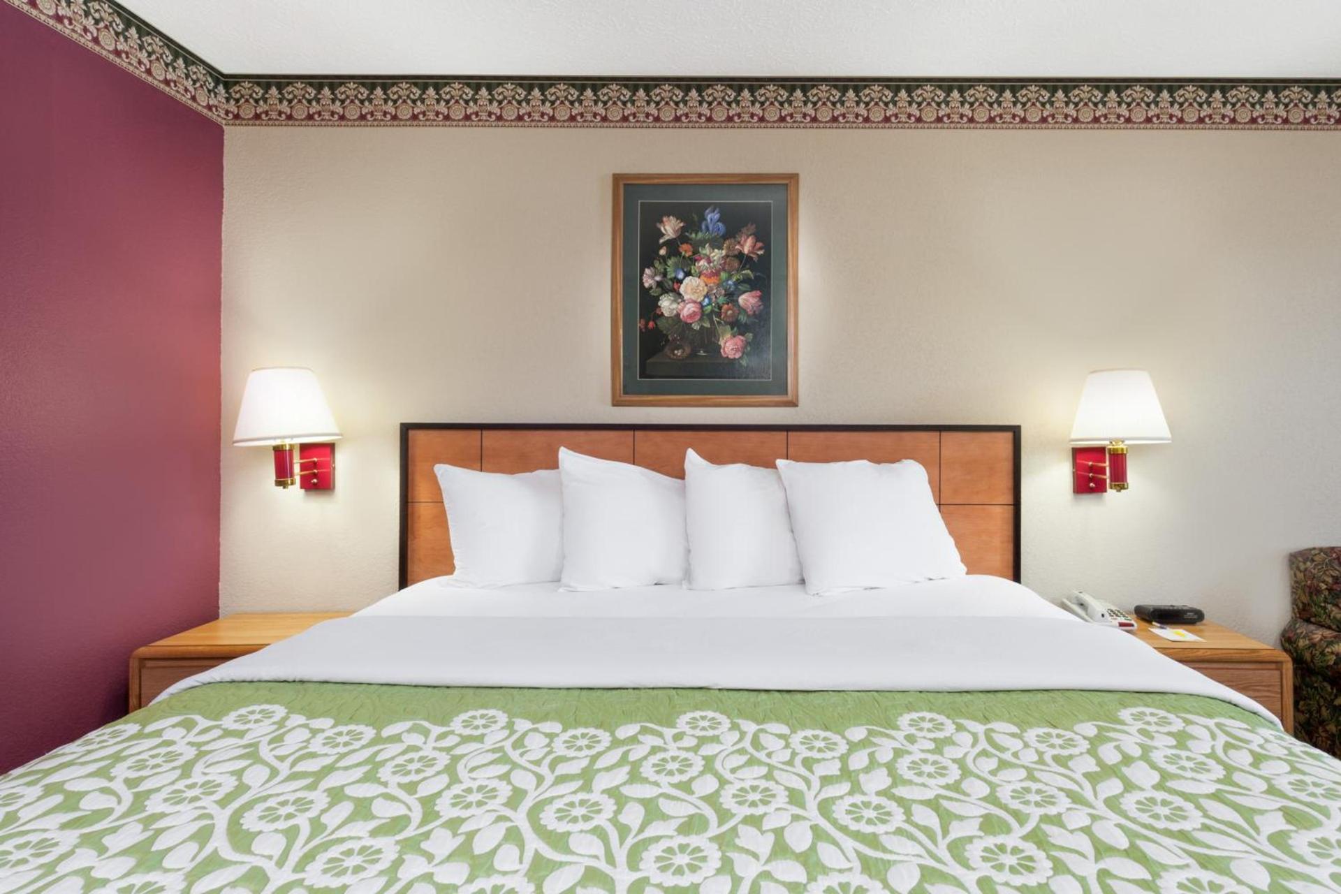 Days Inn by Wyndham Lexington photo 3