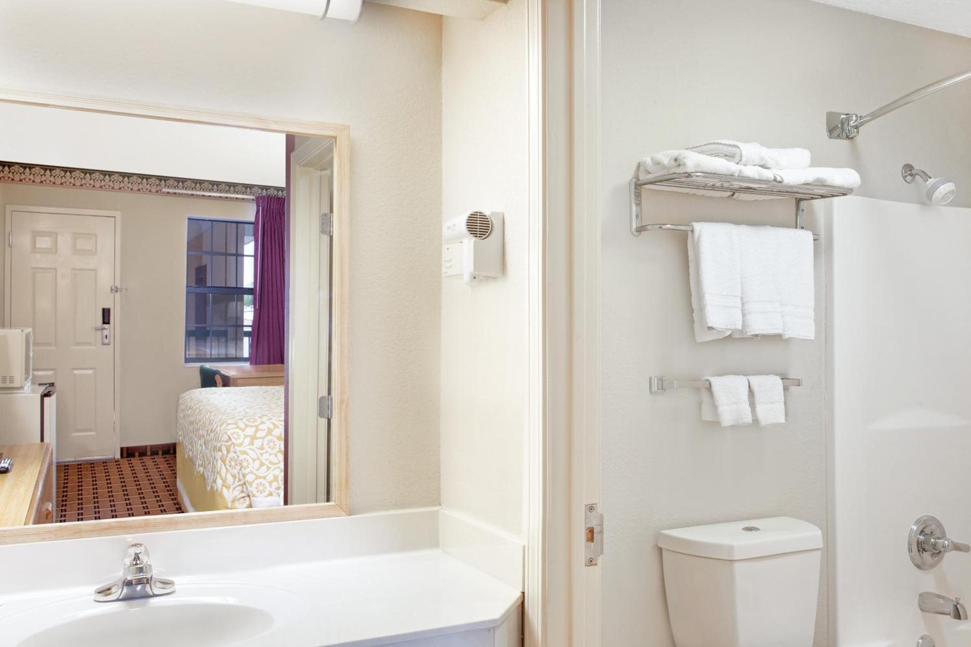 Days Inn by Wyndham Lexington photo 6