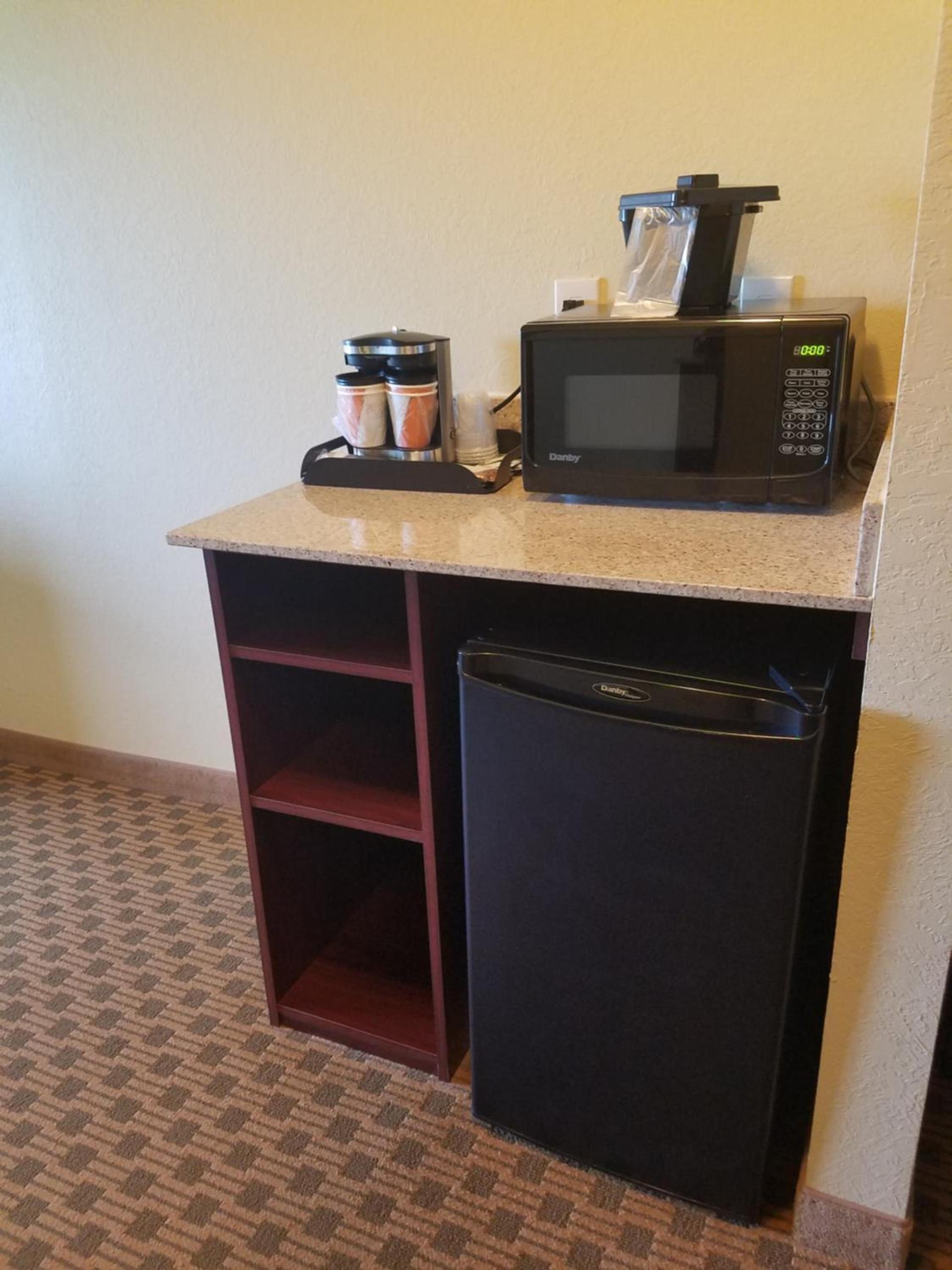 Cobblestone Inn & Suites - Bottineau photo 35