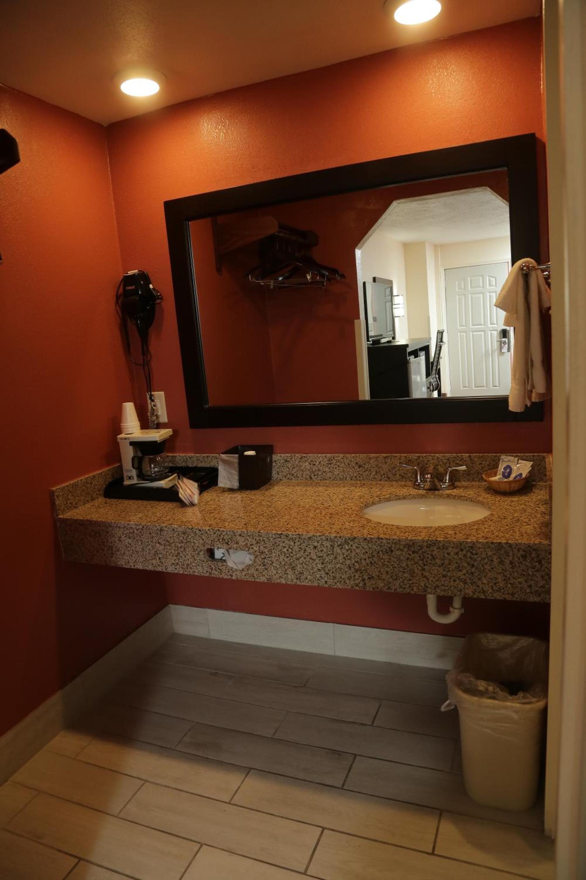 Budget Inn - Washington photo 42
