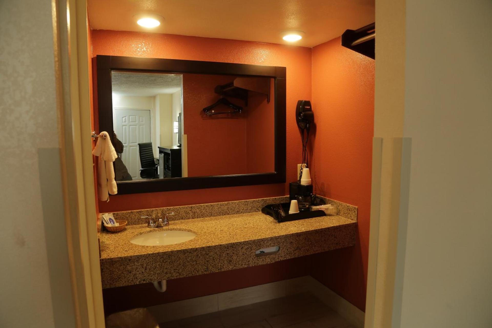 Budget Inn - Washington photo 35