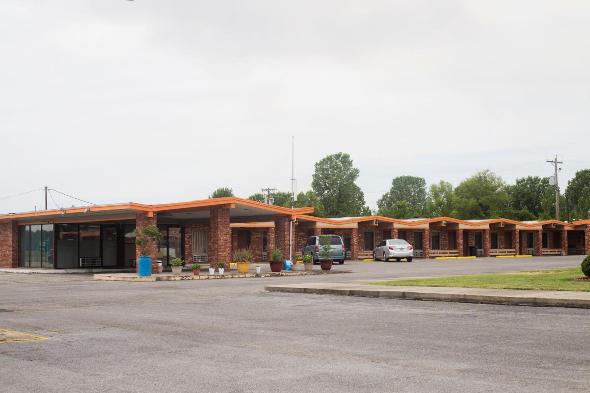 OYO Hickory House Inn photo 2