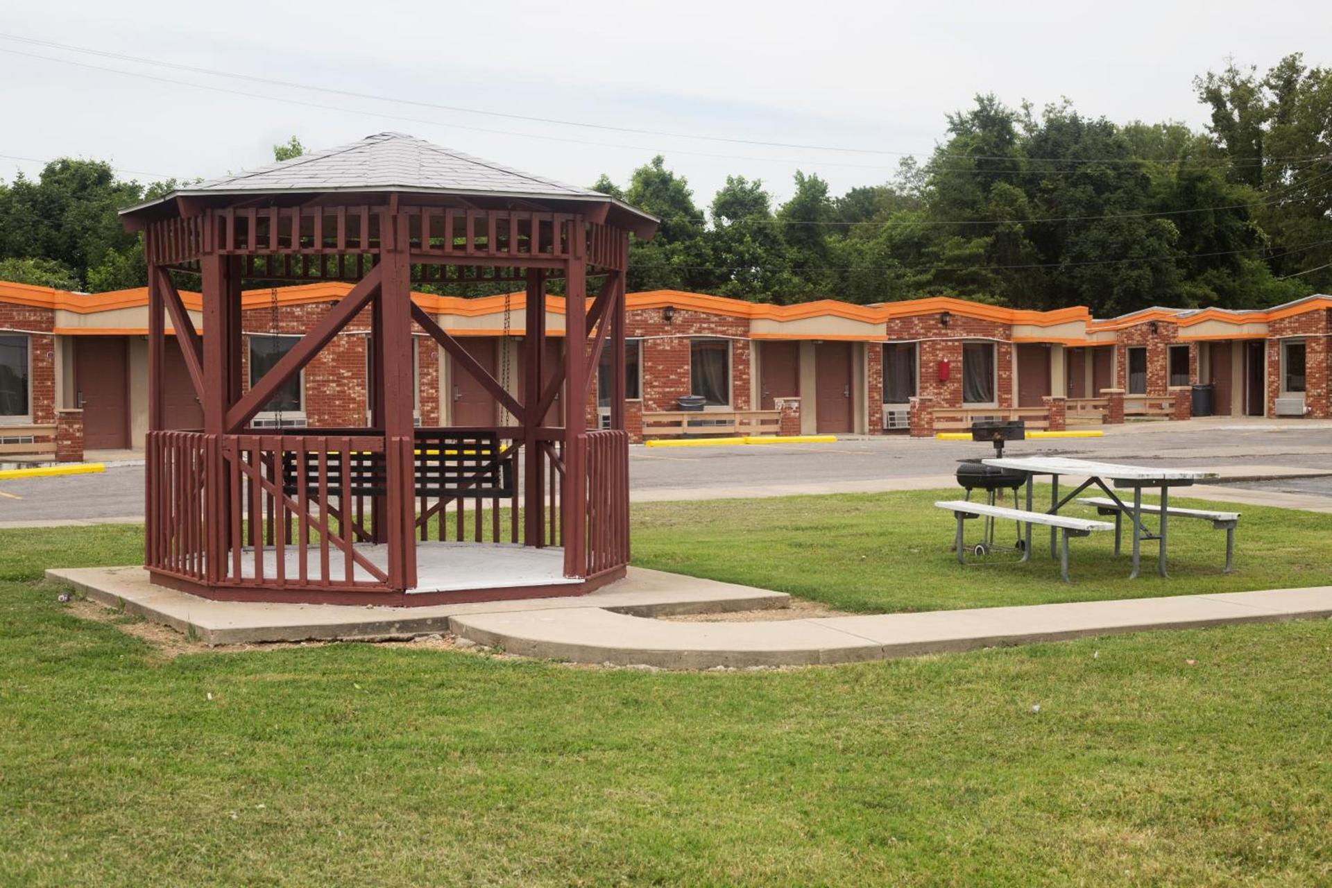 OYO Hickory House Inn photo 3