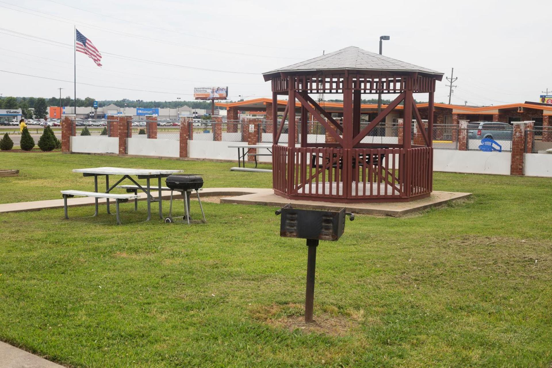 OYO Hickory House Inn photo 4