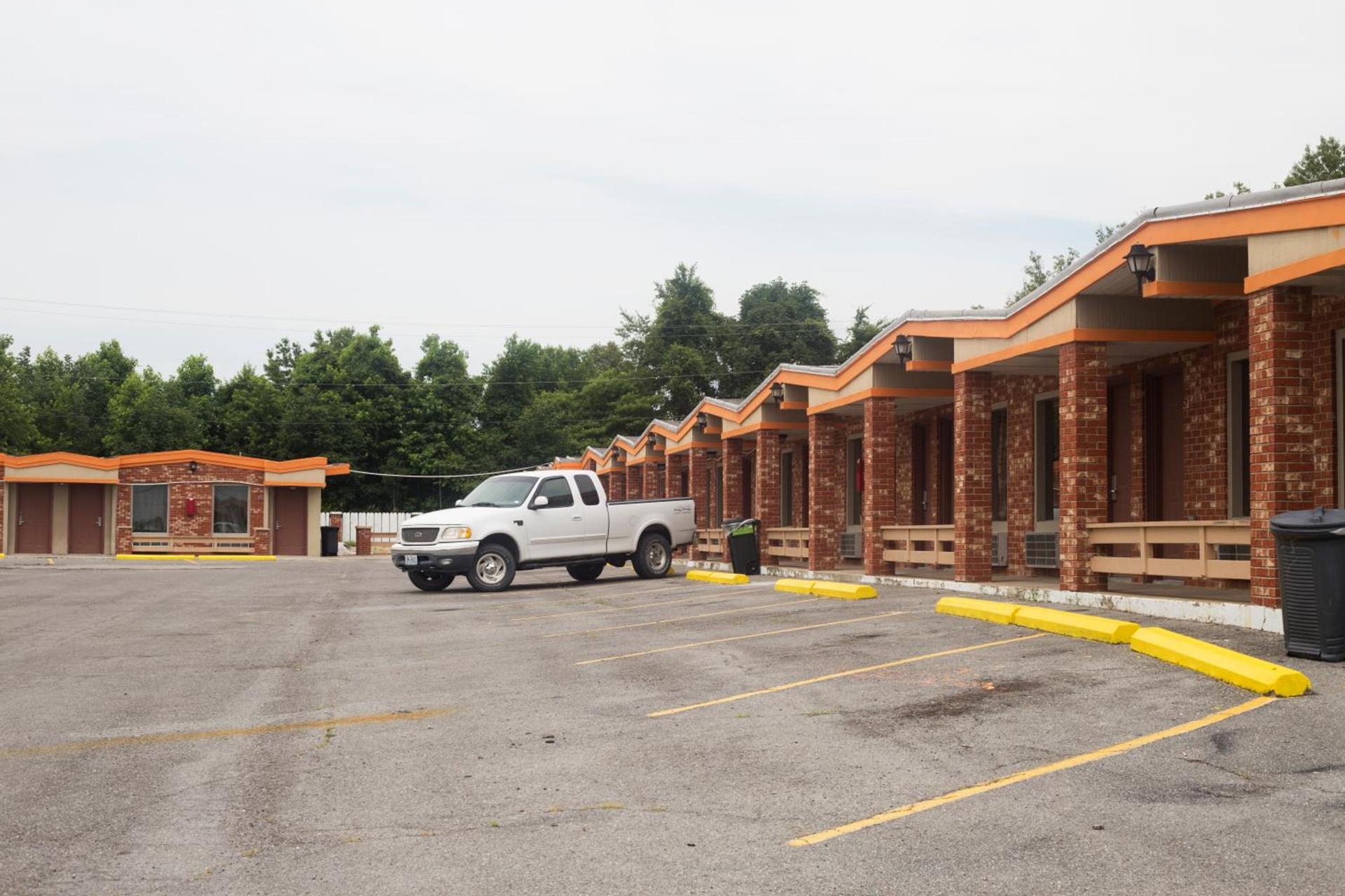 OYO Hickory House Inn photo 6
