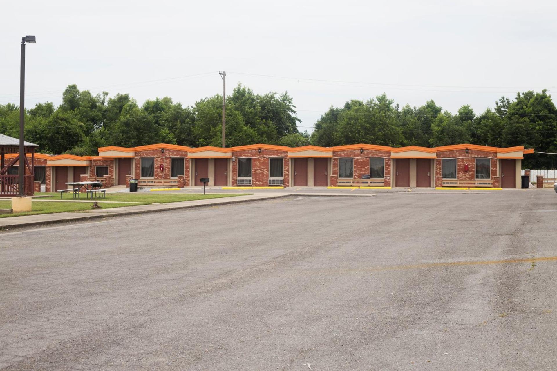 OYO Hickory House Inn photo 7