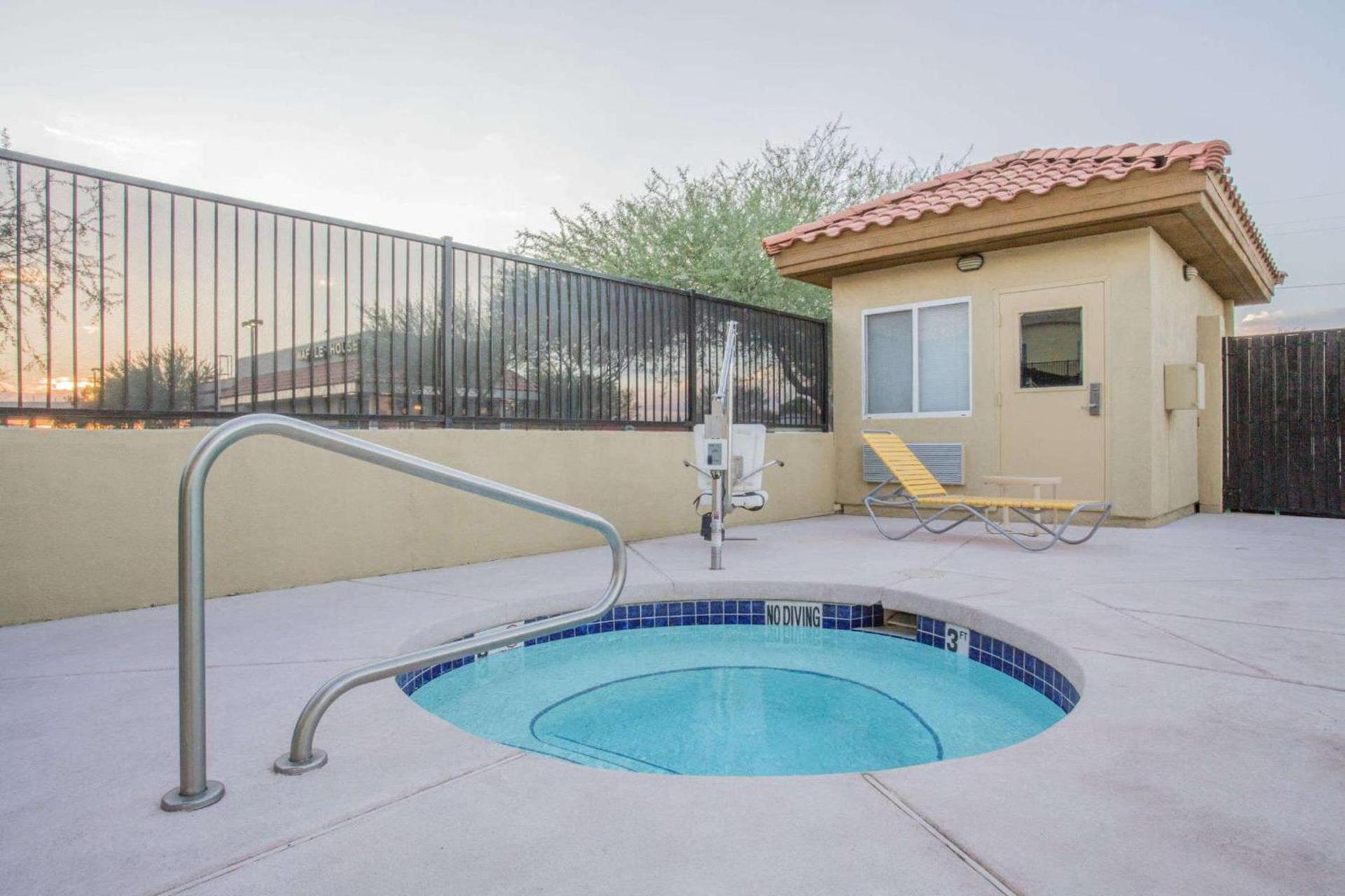 Days Inn by Wyndham Phoenix North photo 64