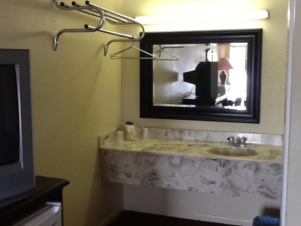 Relax Inn - Lakeland photo 11