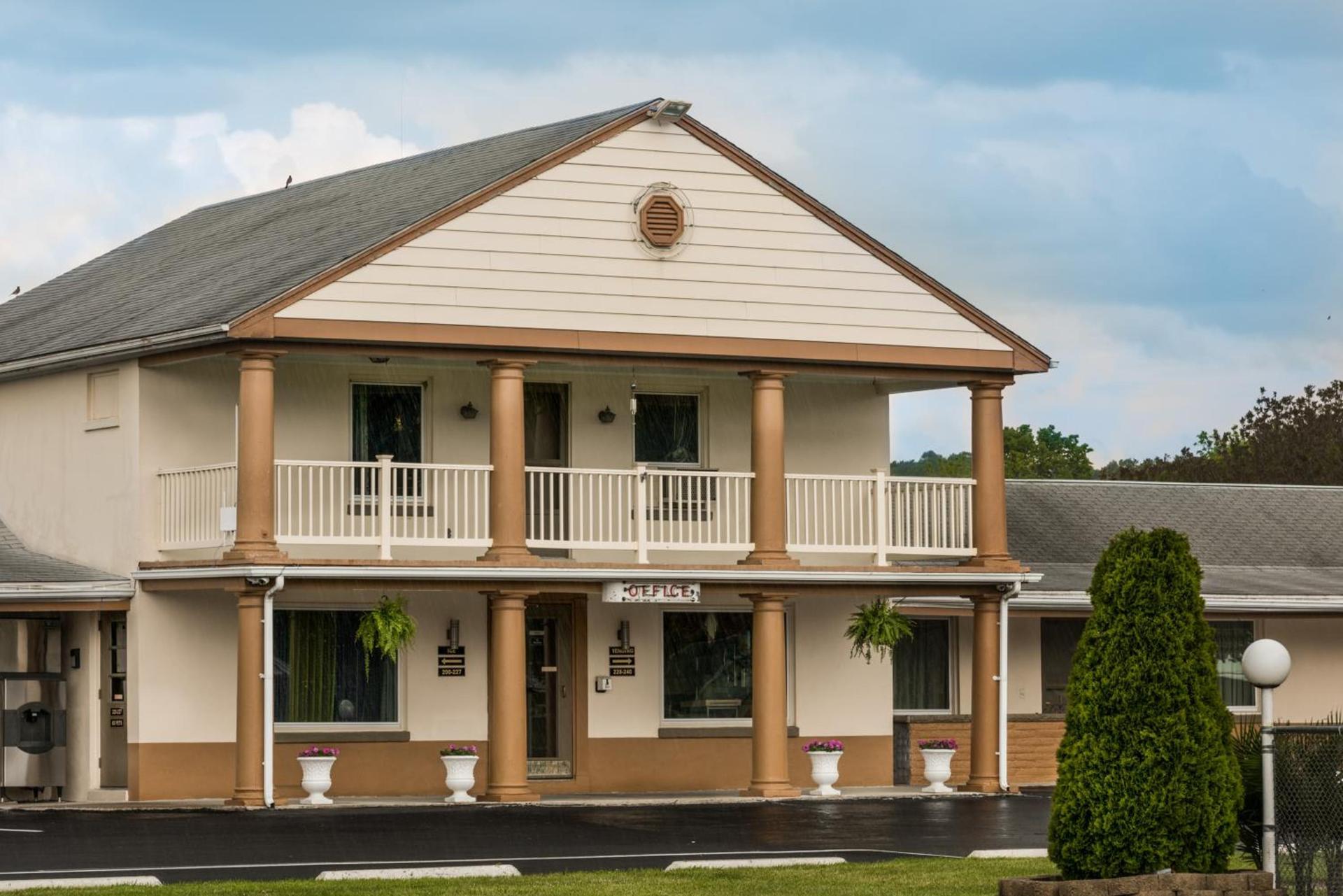 Econo Lodge Palmyra - Hershey photo 1