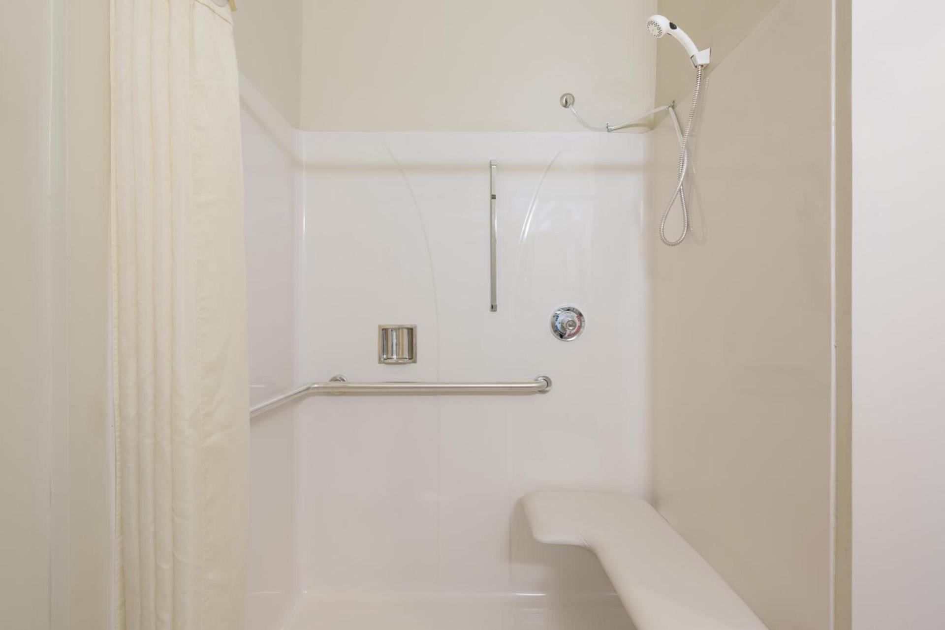 Econo Lodge Palmyra - Hershey photo 10
