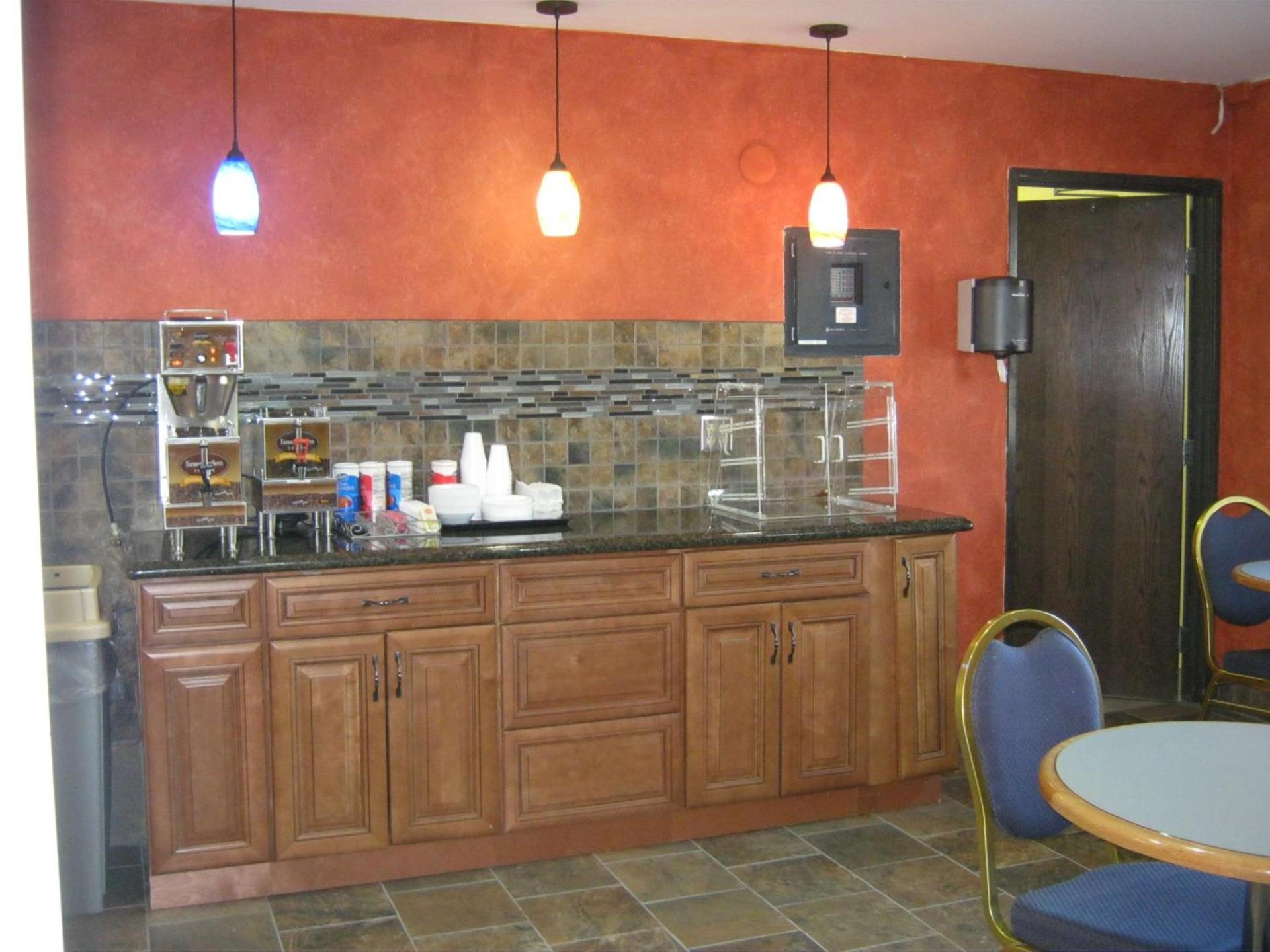 Burnsville Inn & Suites photo 13