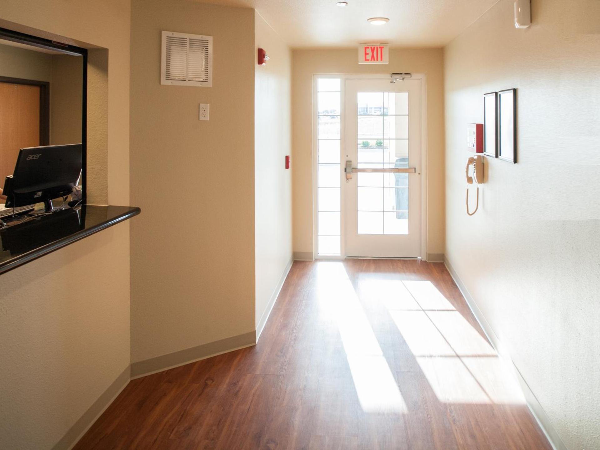 WoodSpring Suites Topeka photo 8