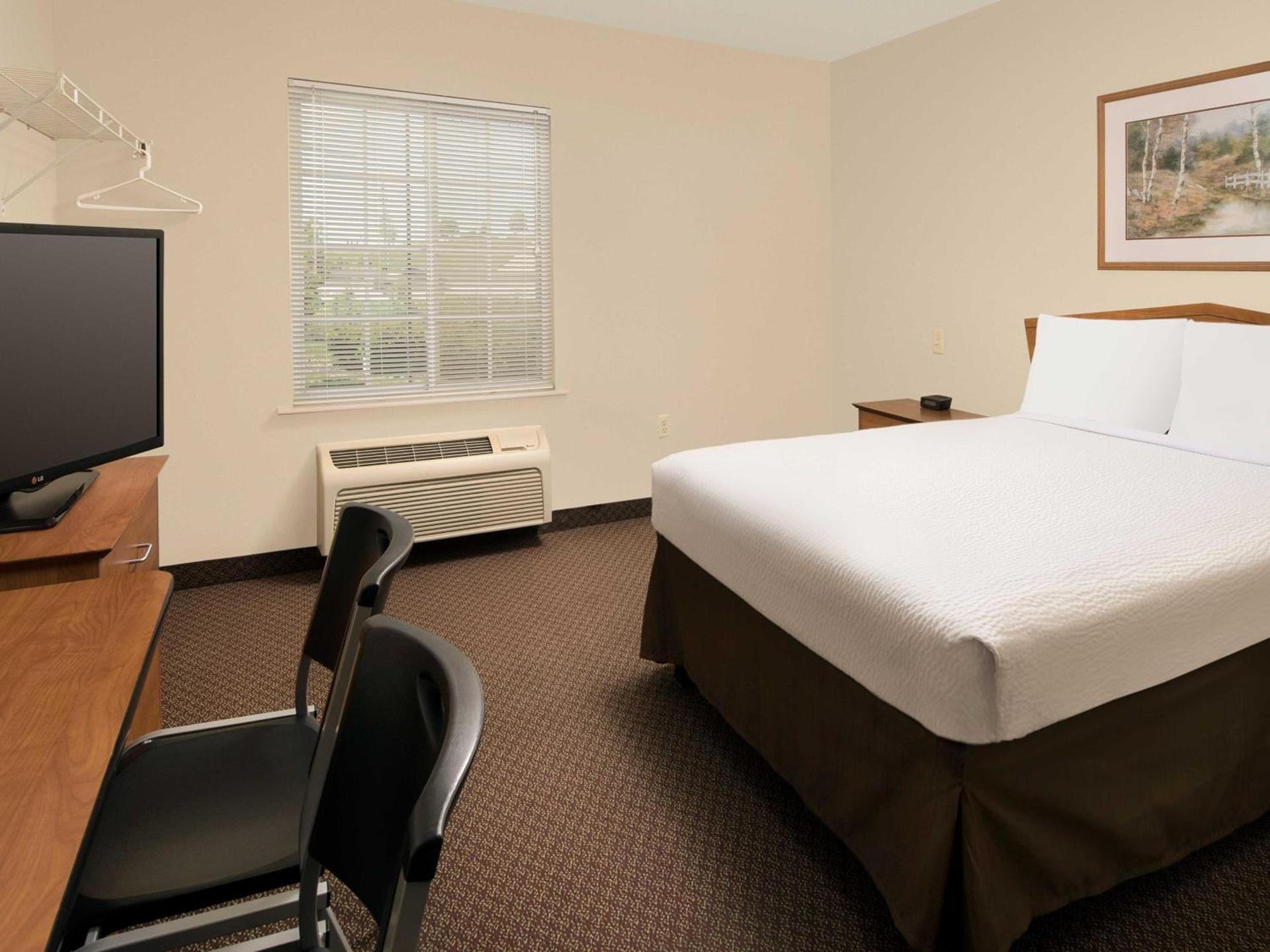 WoodSpring Suites Kansas City Lenexa photo 14