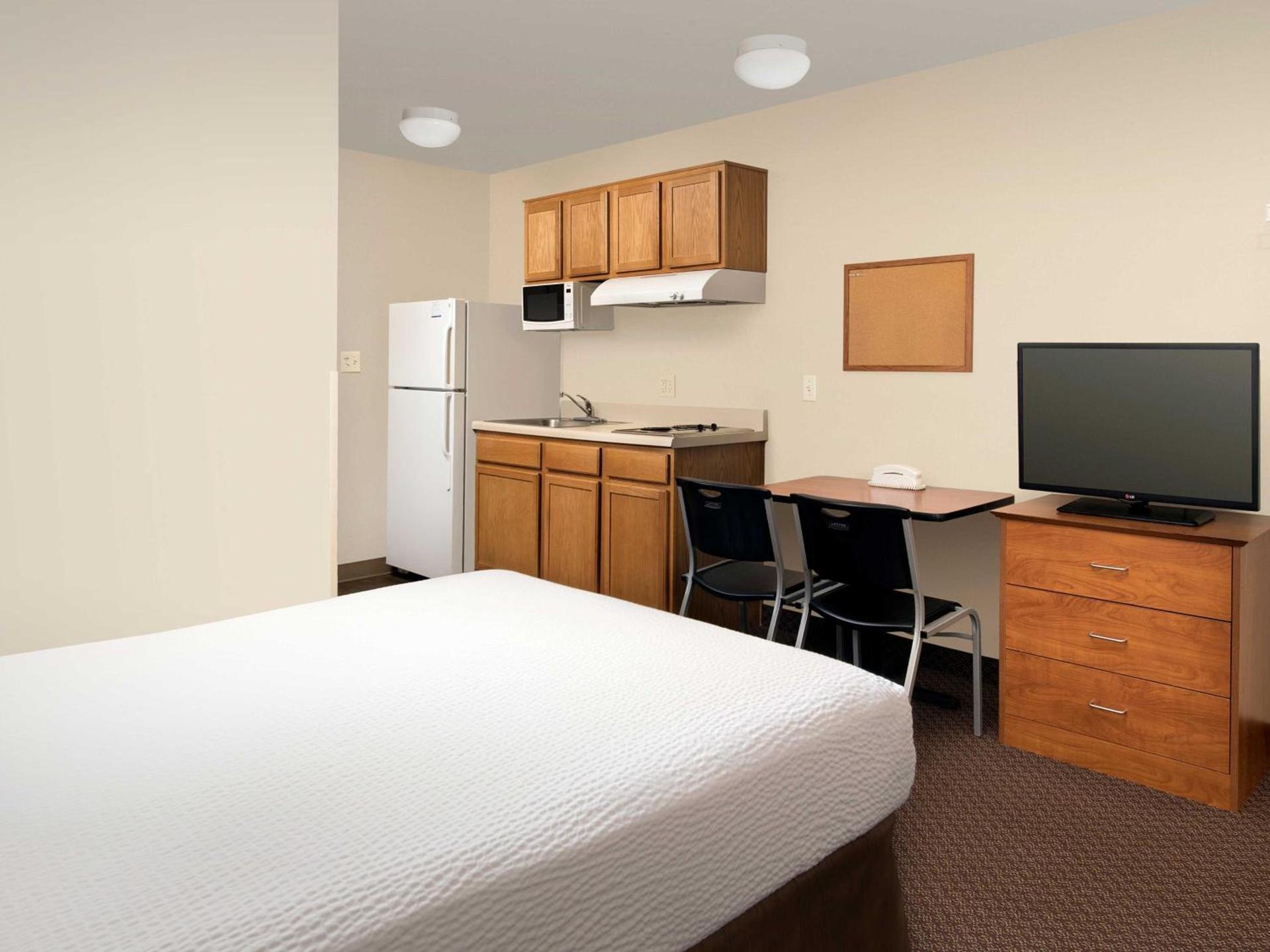 WoodSpring Suites Kansas City Lenexa photo 13