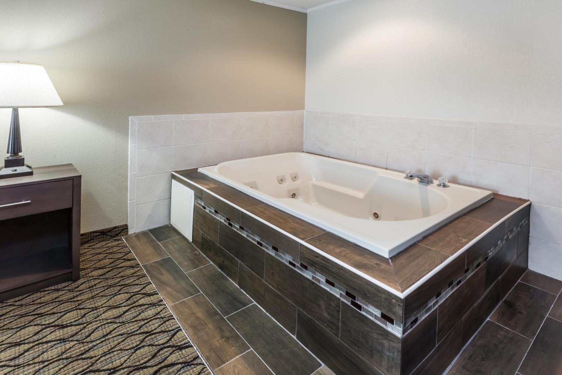 Baymont by Wyndham Auburn photo 11