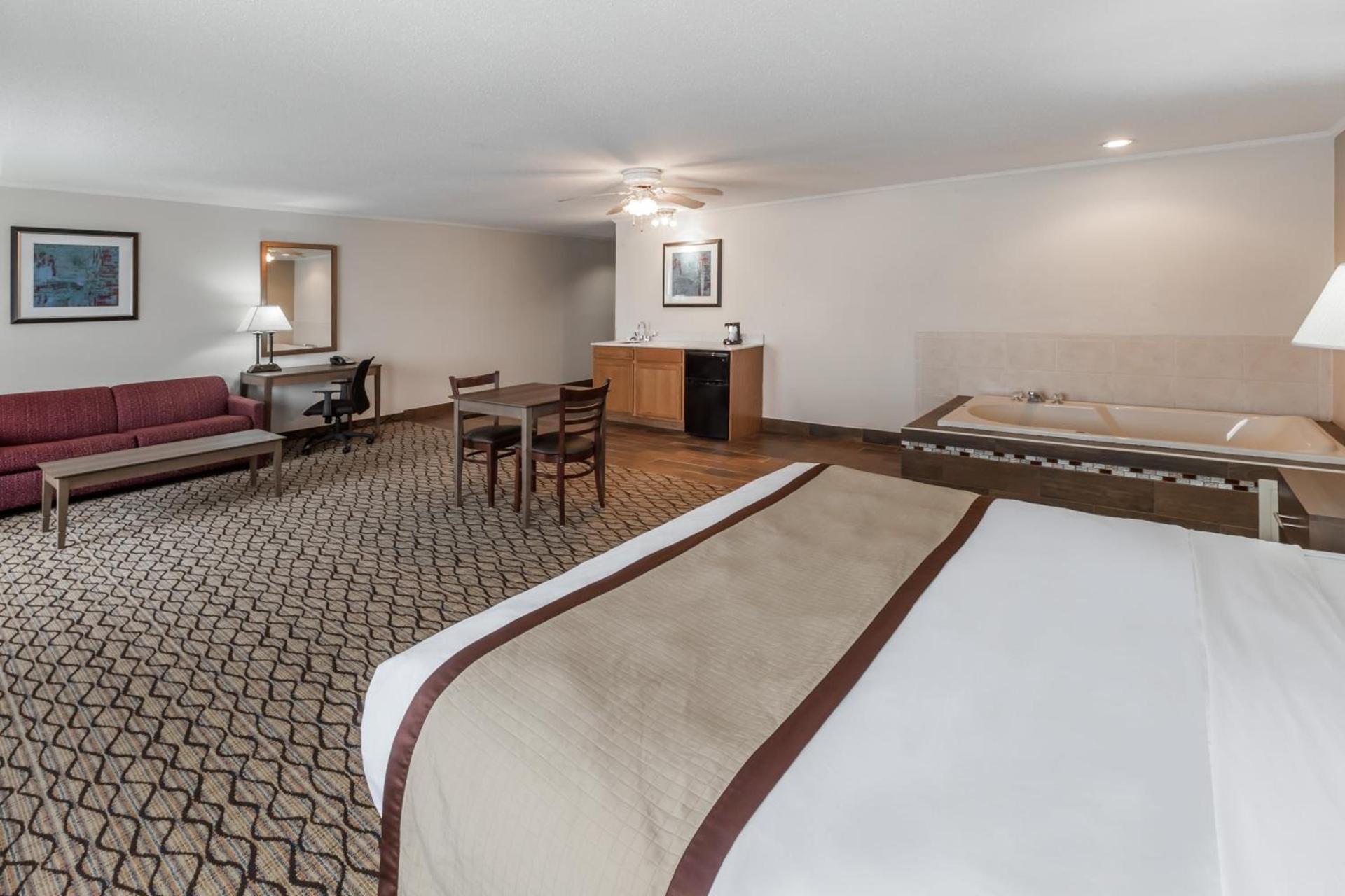Baymont by Wyndham Auburn photo 12