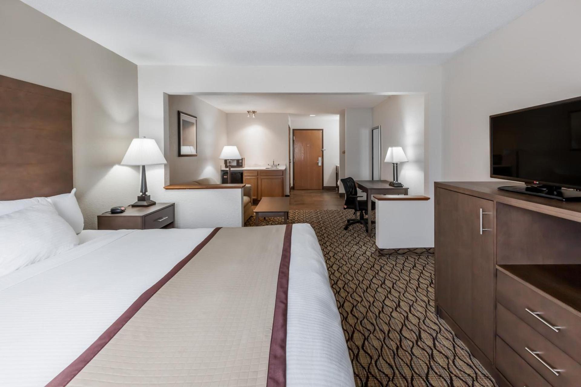 Baymont by Wyndham Auburn photo 13