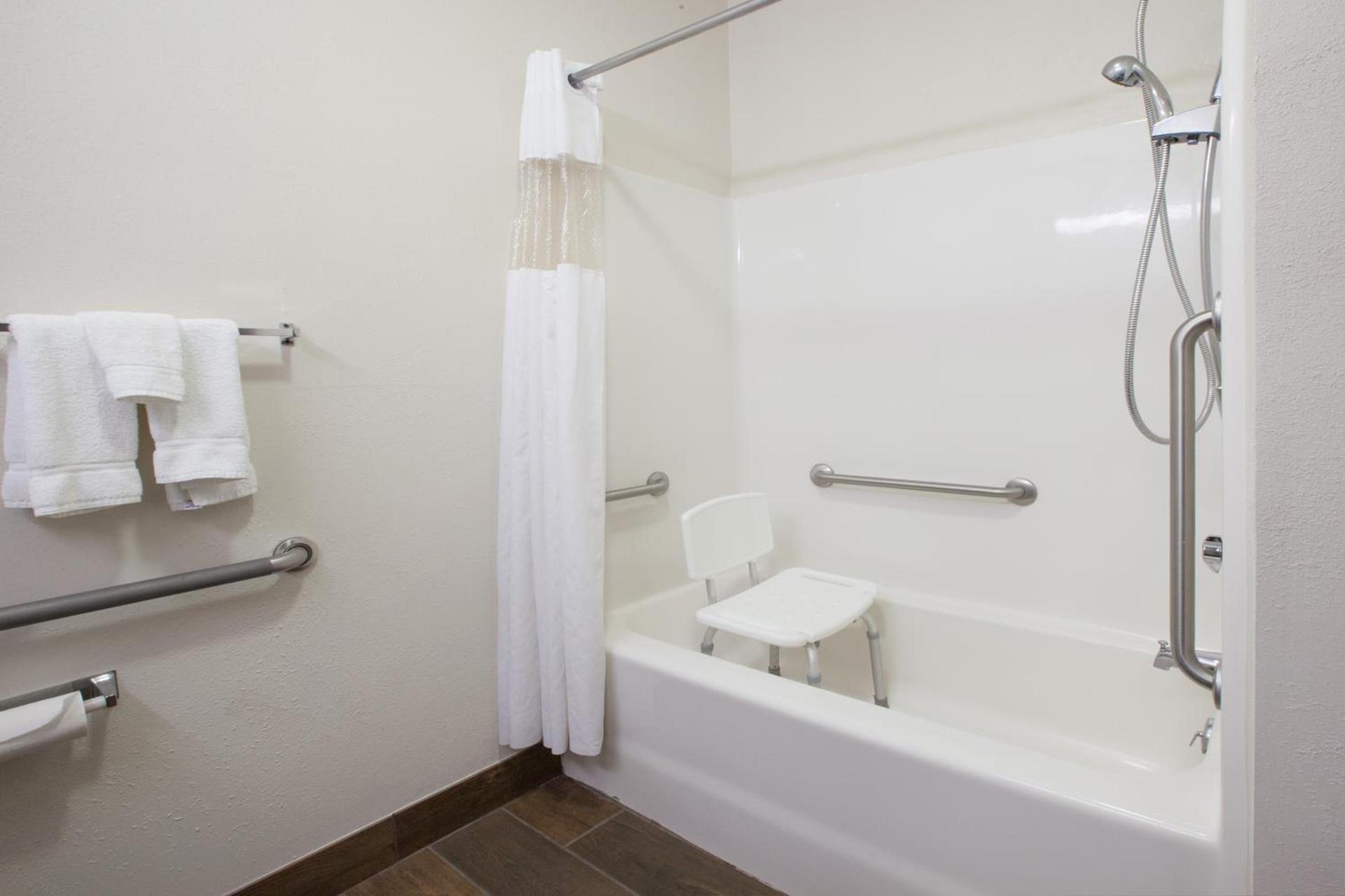Baymont by Wyndham Auburn photo 4