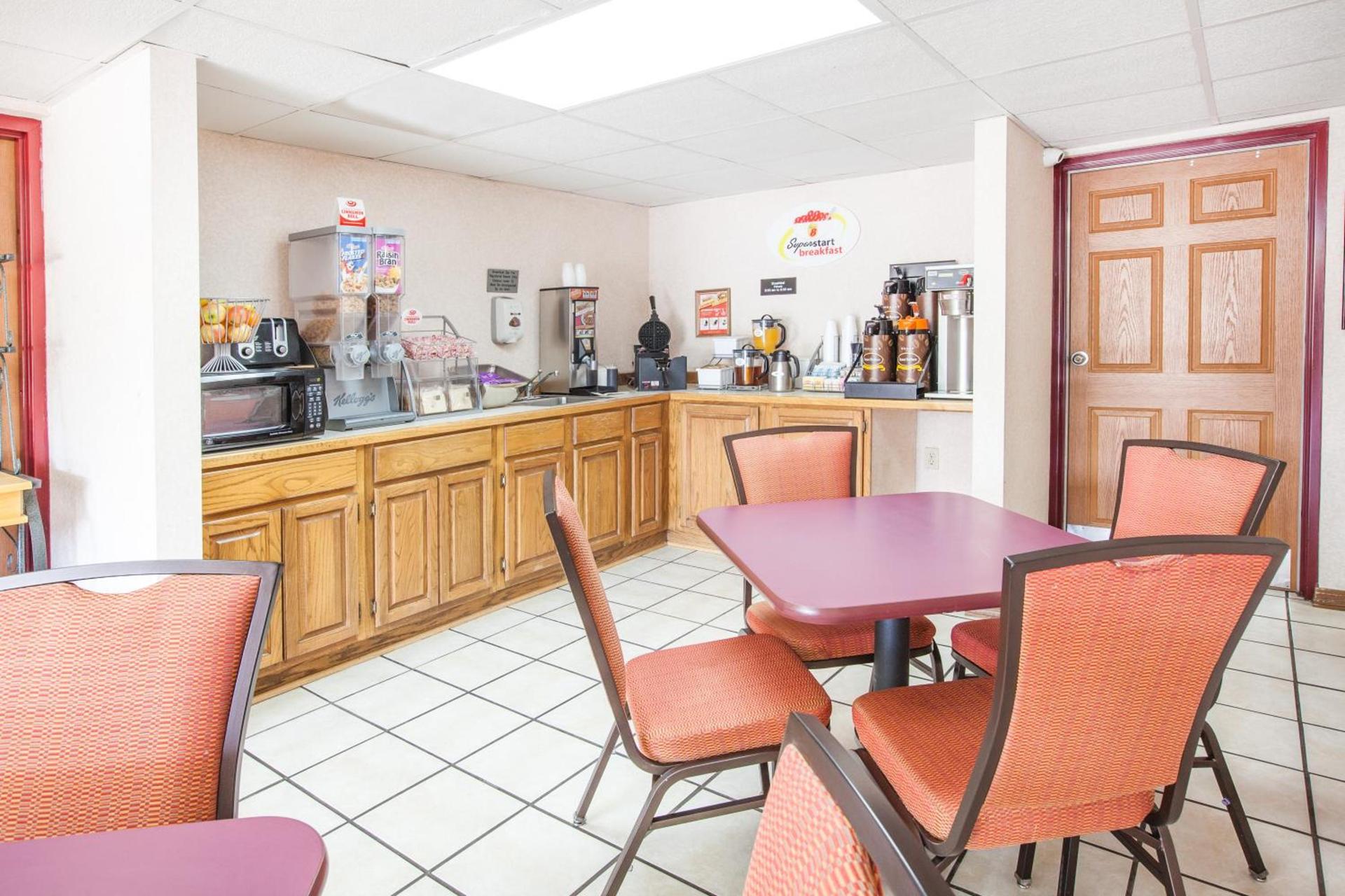 Super 8 by Wyndham Clinton photo 13