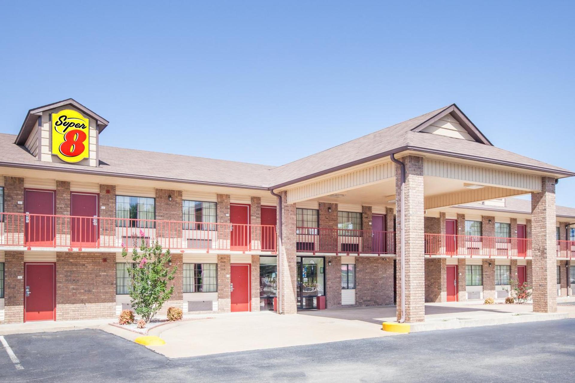 Super 8 by Wyndham Clinton photo 37