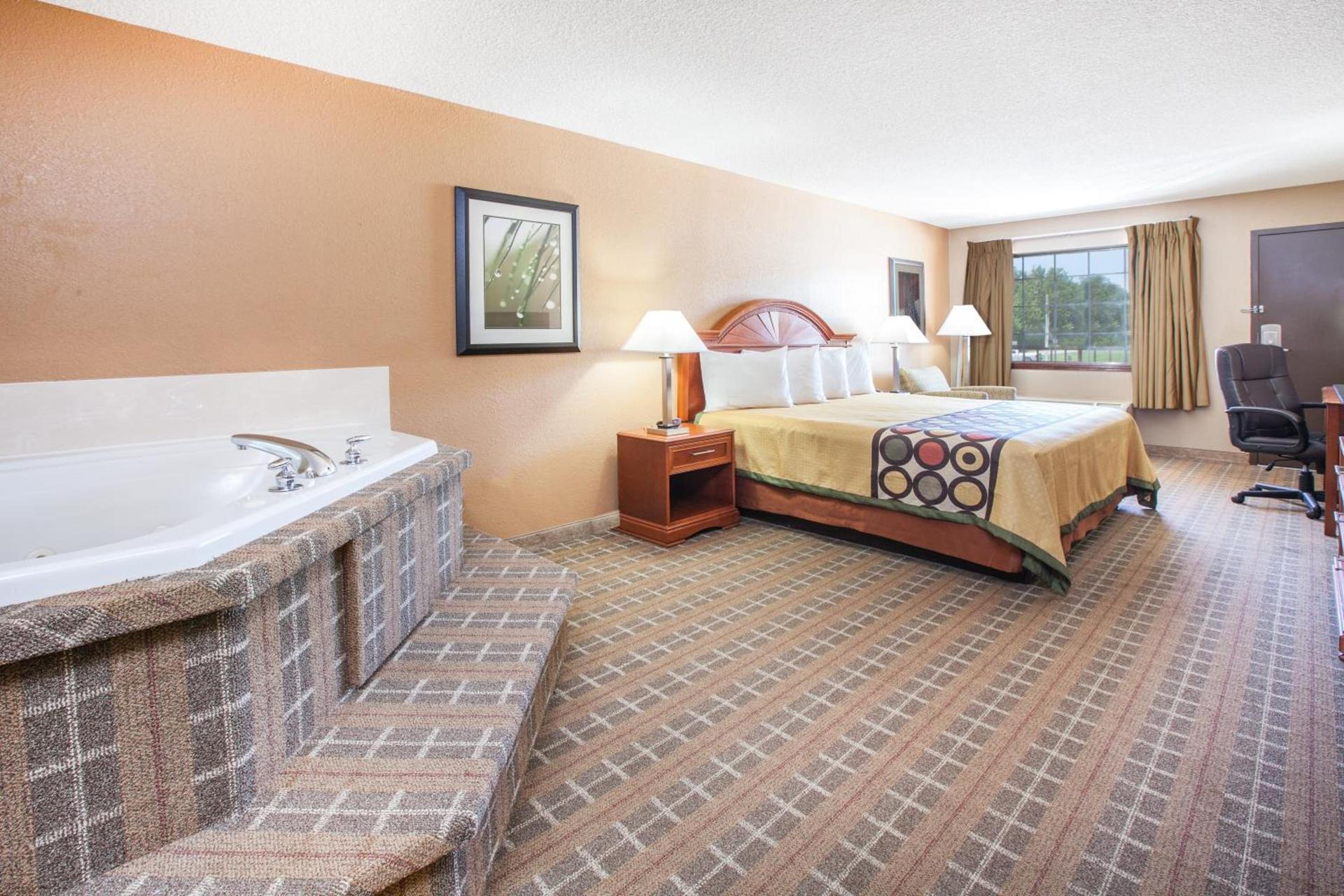 Super 8 by Wyndham Clinton photo 12