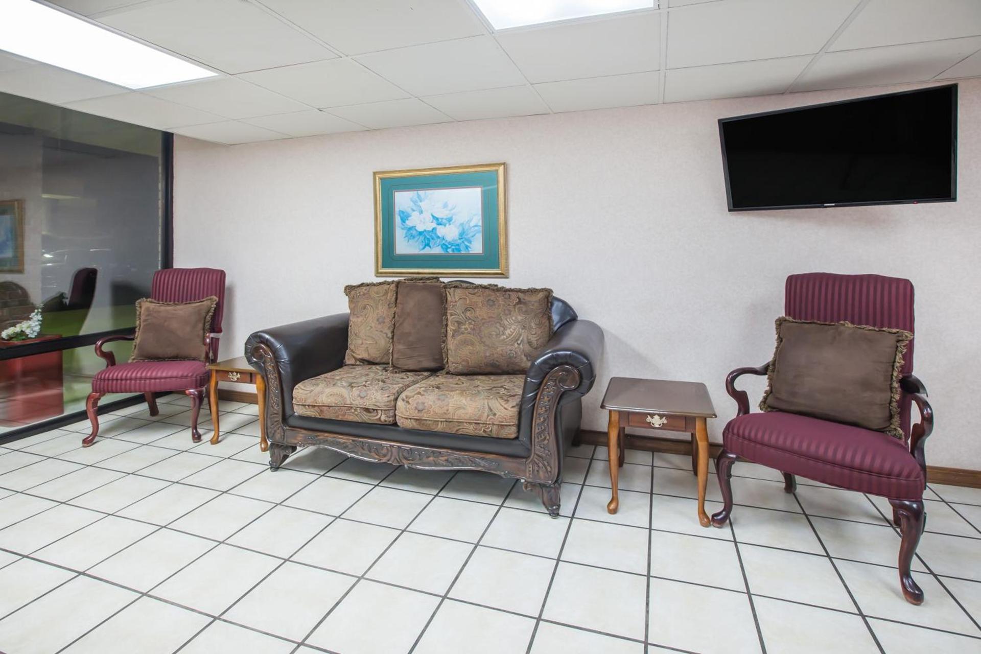 Super 8 by Wyndham Clinton photo 10