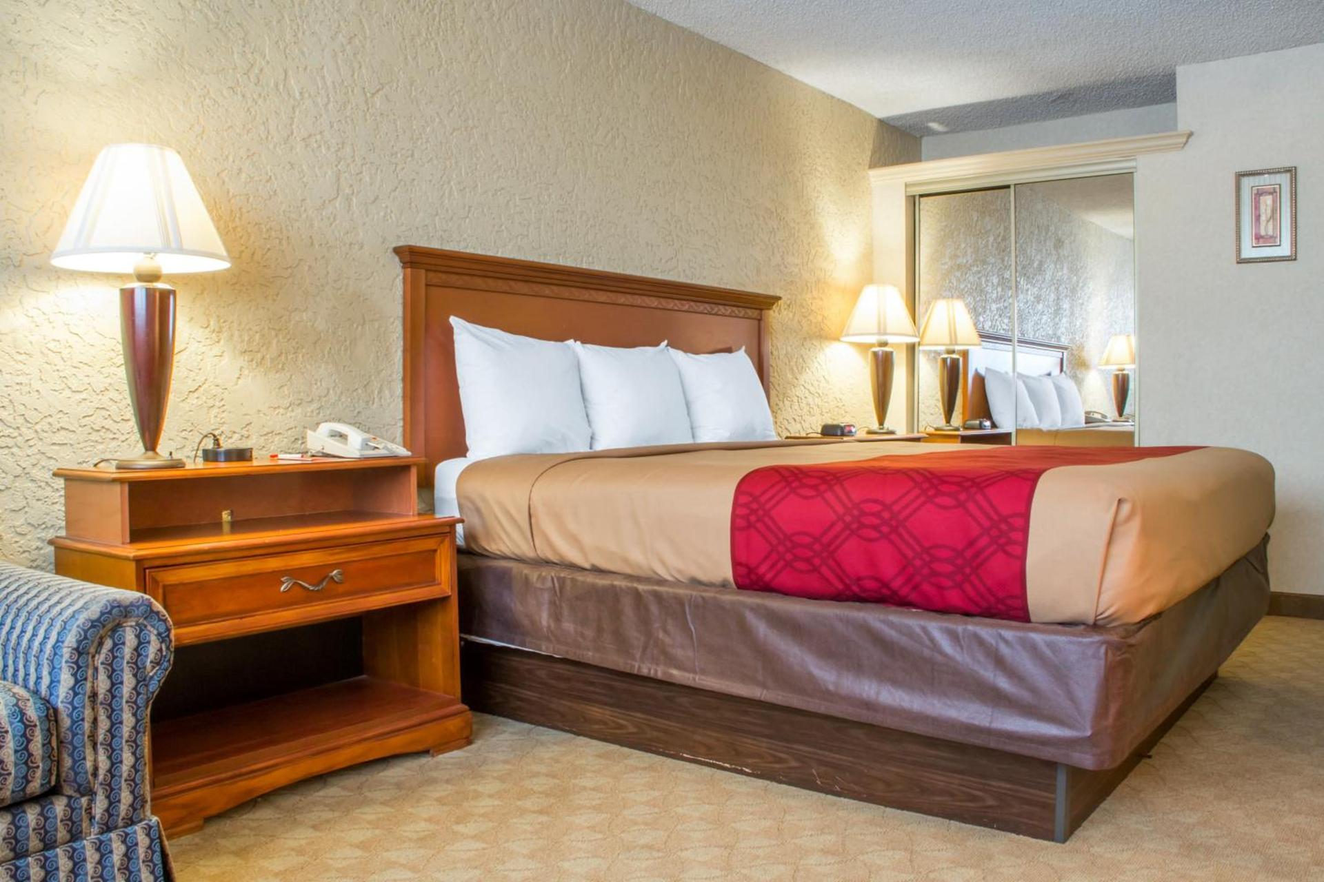 Econo Lodge Broken Arrow-Tulsa photo 17
