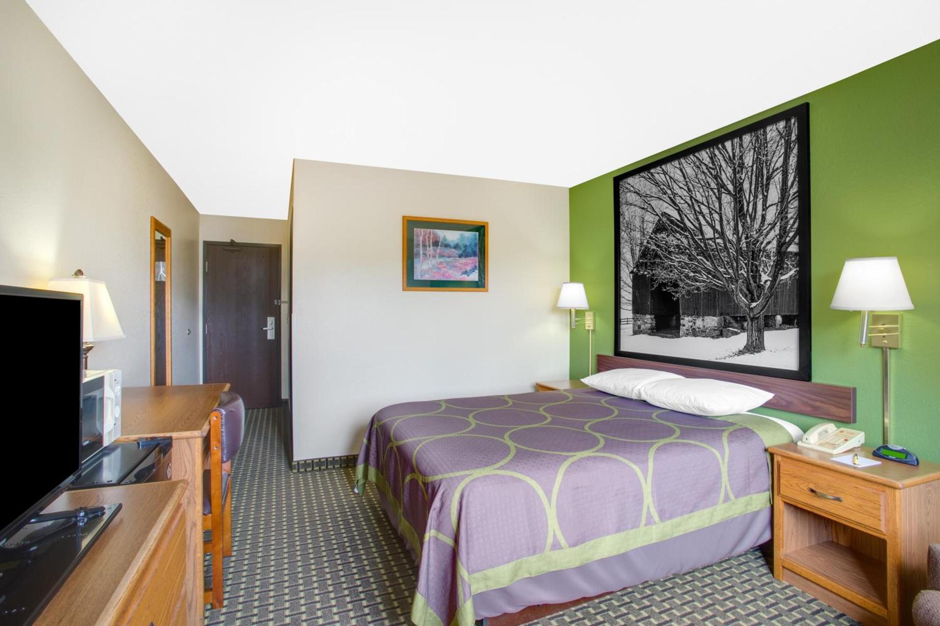 Super 8 by Wyndham Radford VA photo 20