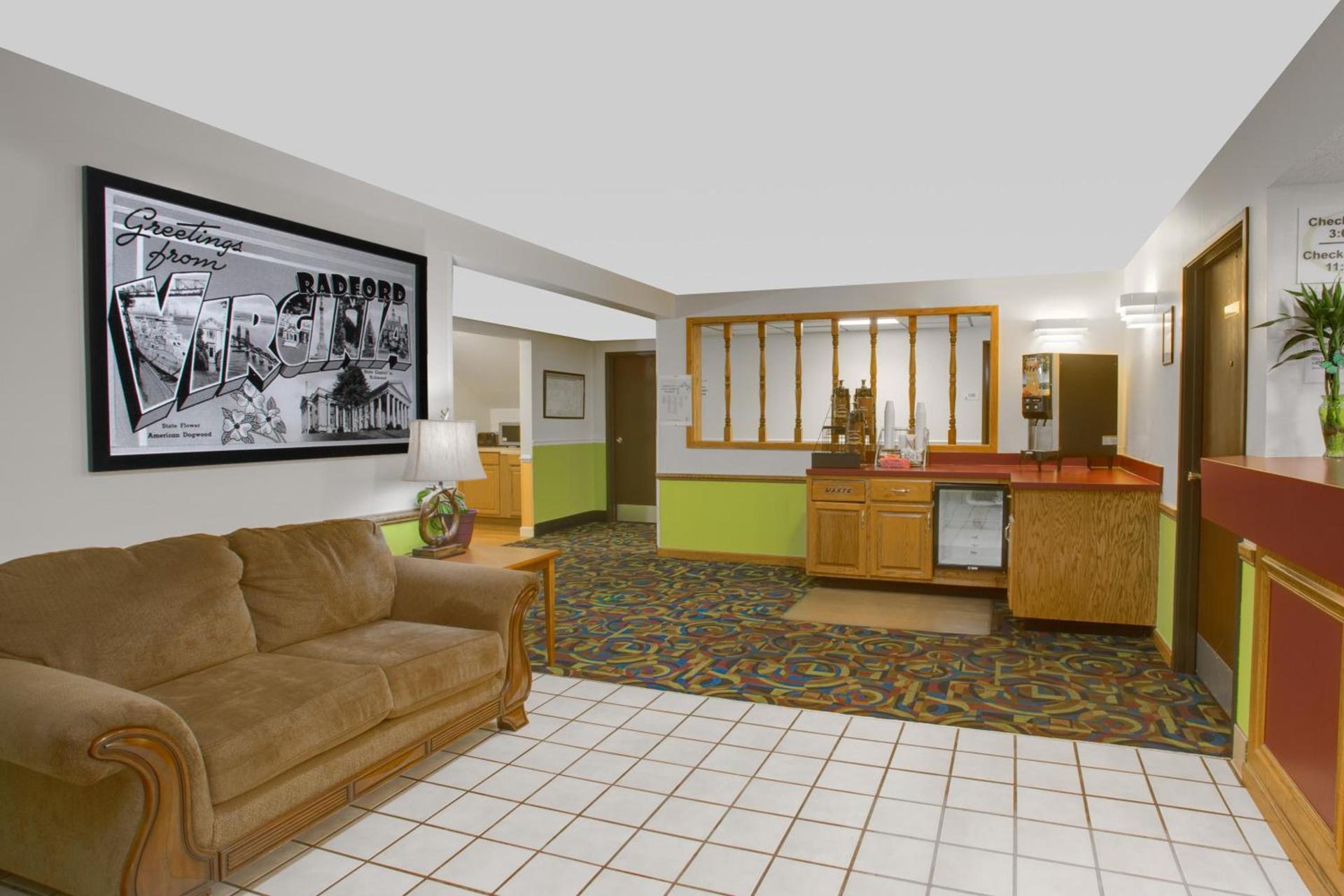 Super 8 by Wyndham Radford VA photo 21
