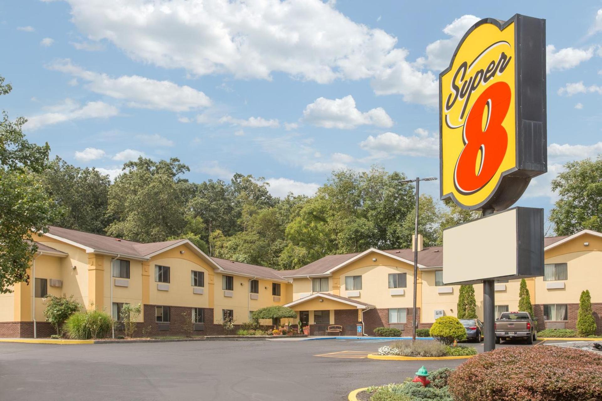 Super 8 by Wyndham Radford VA photo 16