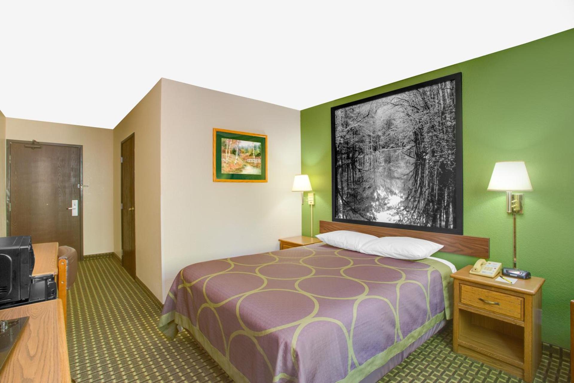 Super 8 by Wyndham Radford VA photo 30