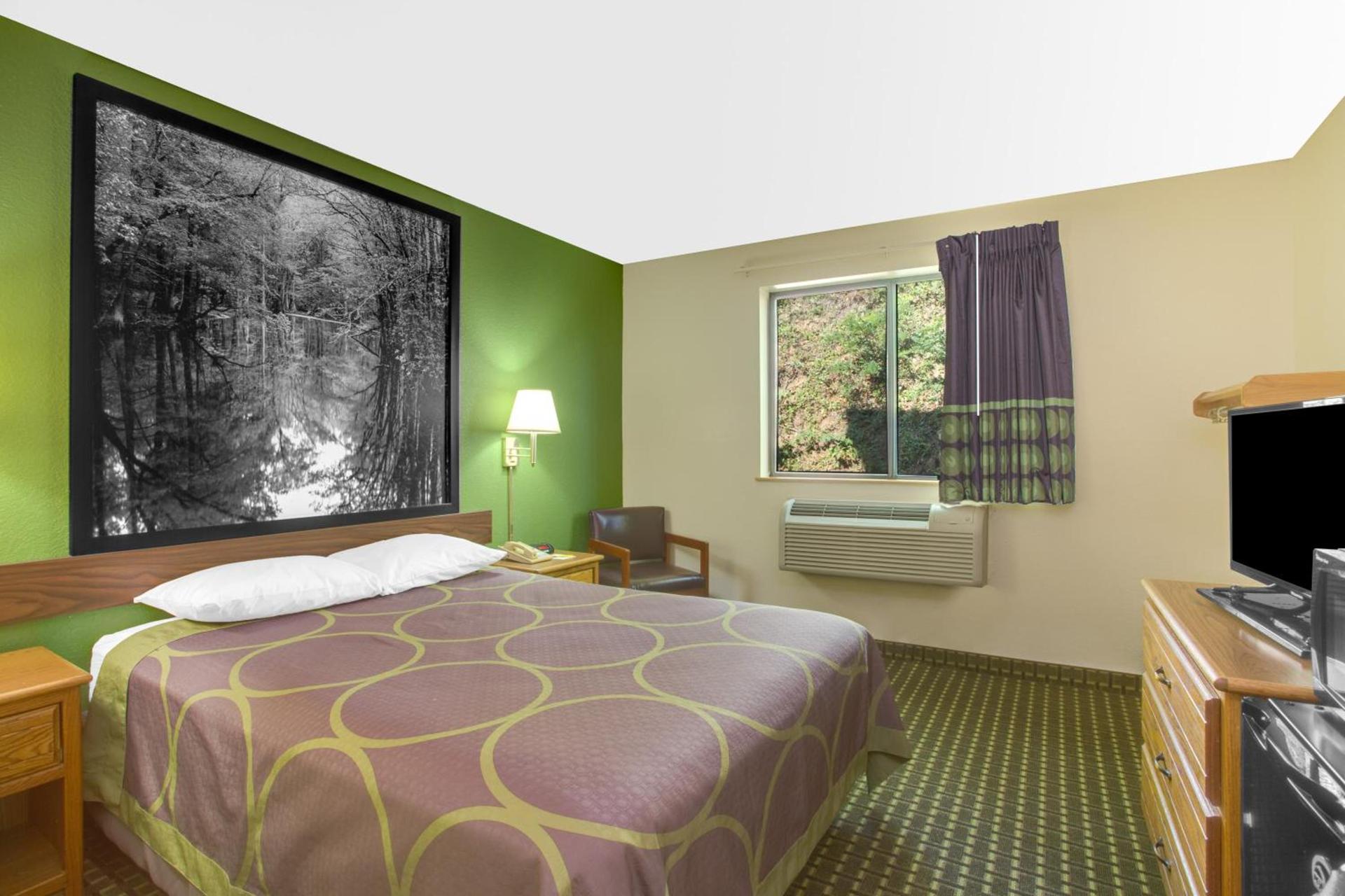 Super 8 by Wyndham Radford VA photo 31