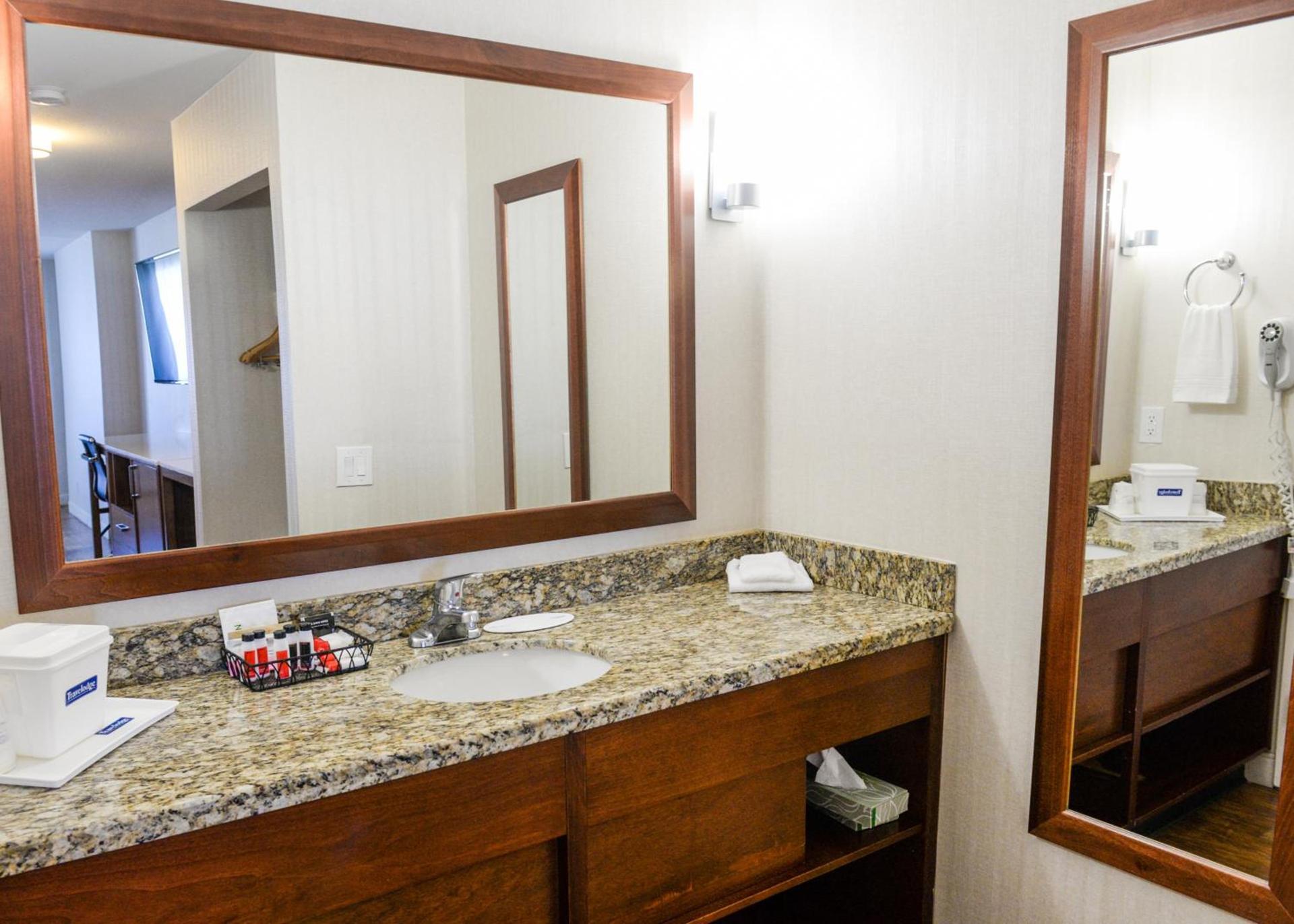 Travelodge by Wyndham Culver City photo 44