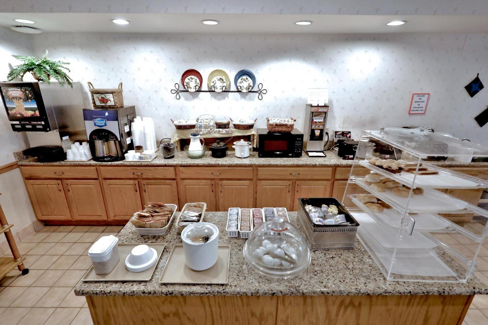 Lancaster Inn & Suites photo 12